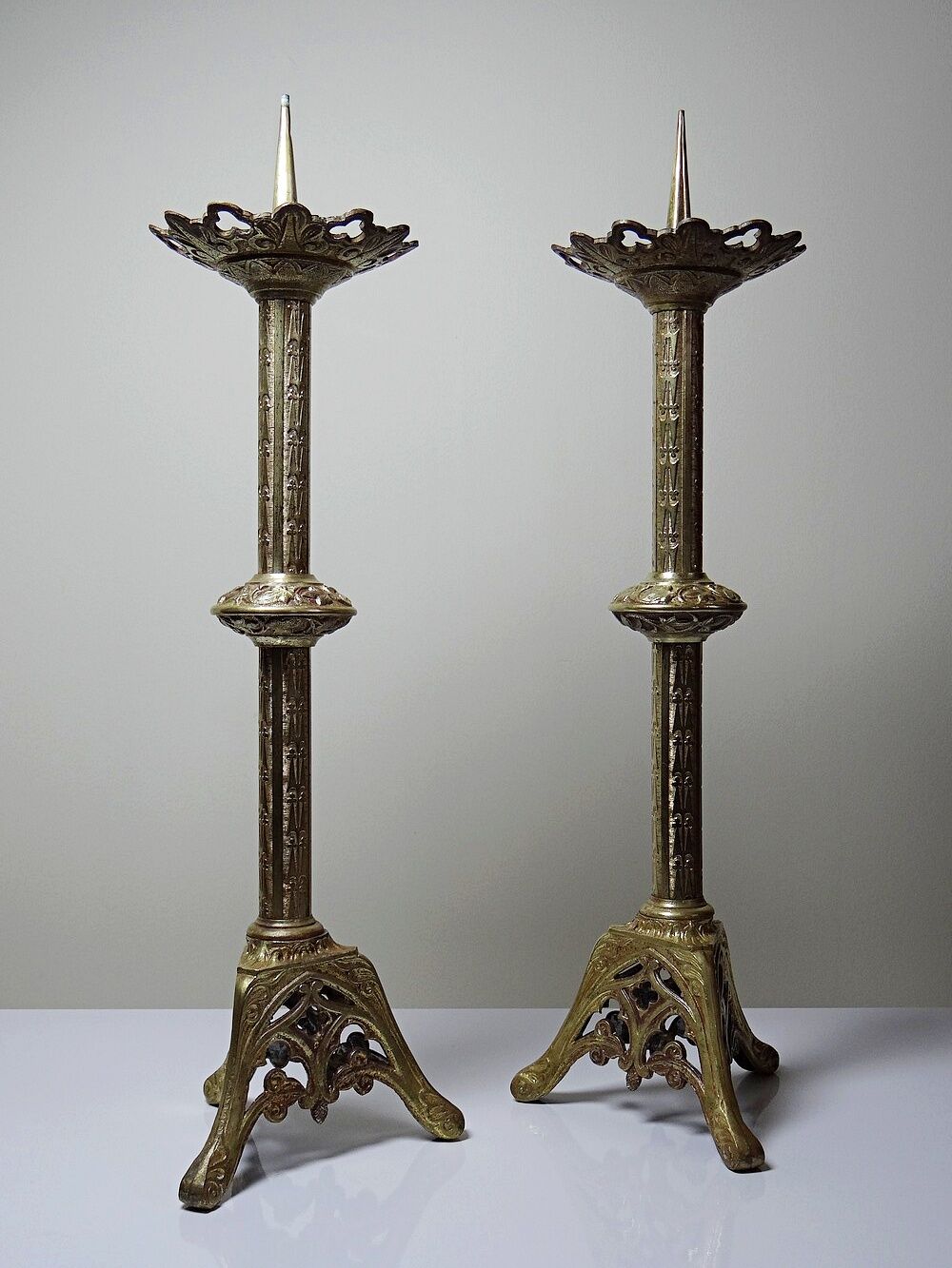 Grande paire de piques-cierges anciens en bronze doré, style gothique XIXe