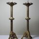 Grande paire de piques-cierges anciens en bronze doré, style gothique XIXe