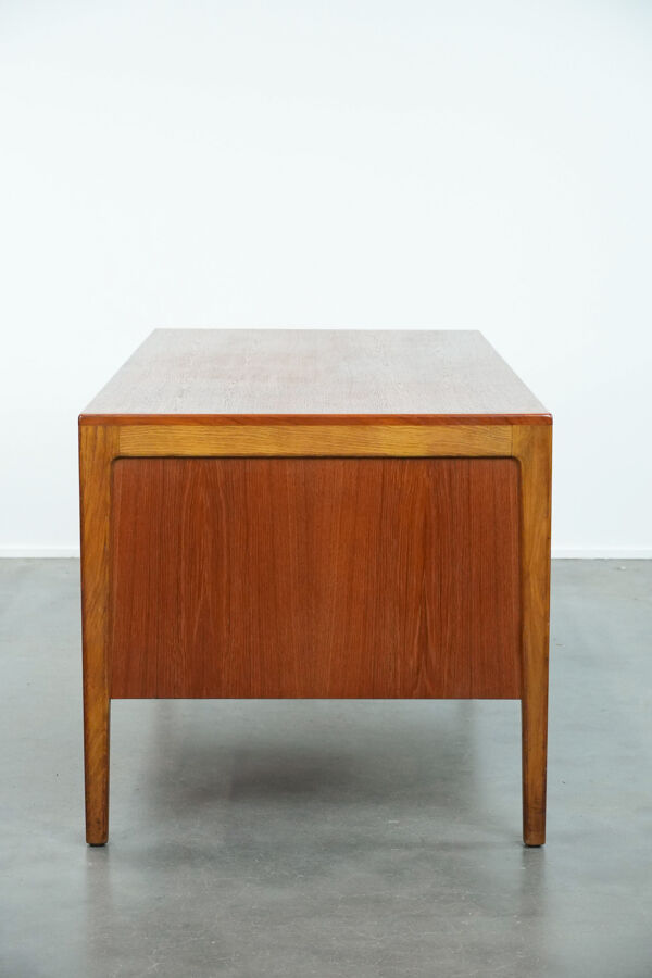Bureau vintage de design allemand, conçu par Hartmut Lohmeyer pour Wilkhahn, avec 6 tiroirs.