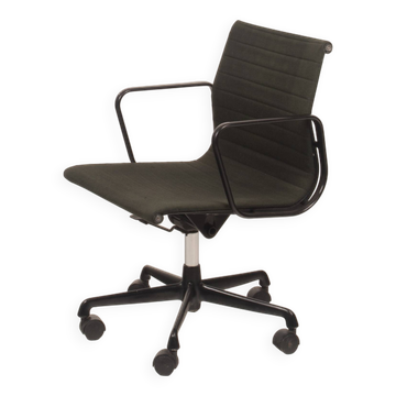 Charles & Ray Eames Late 20th Century Black Aluminum Office Chair for ICF