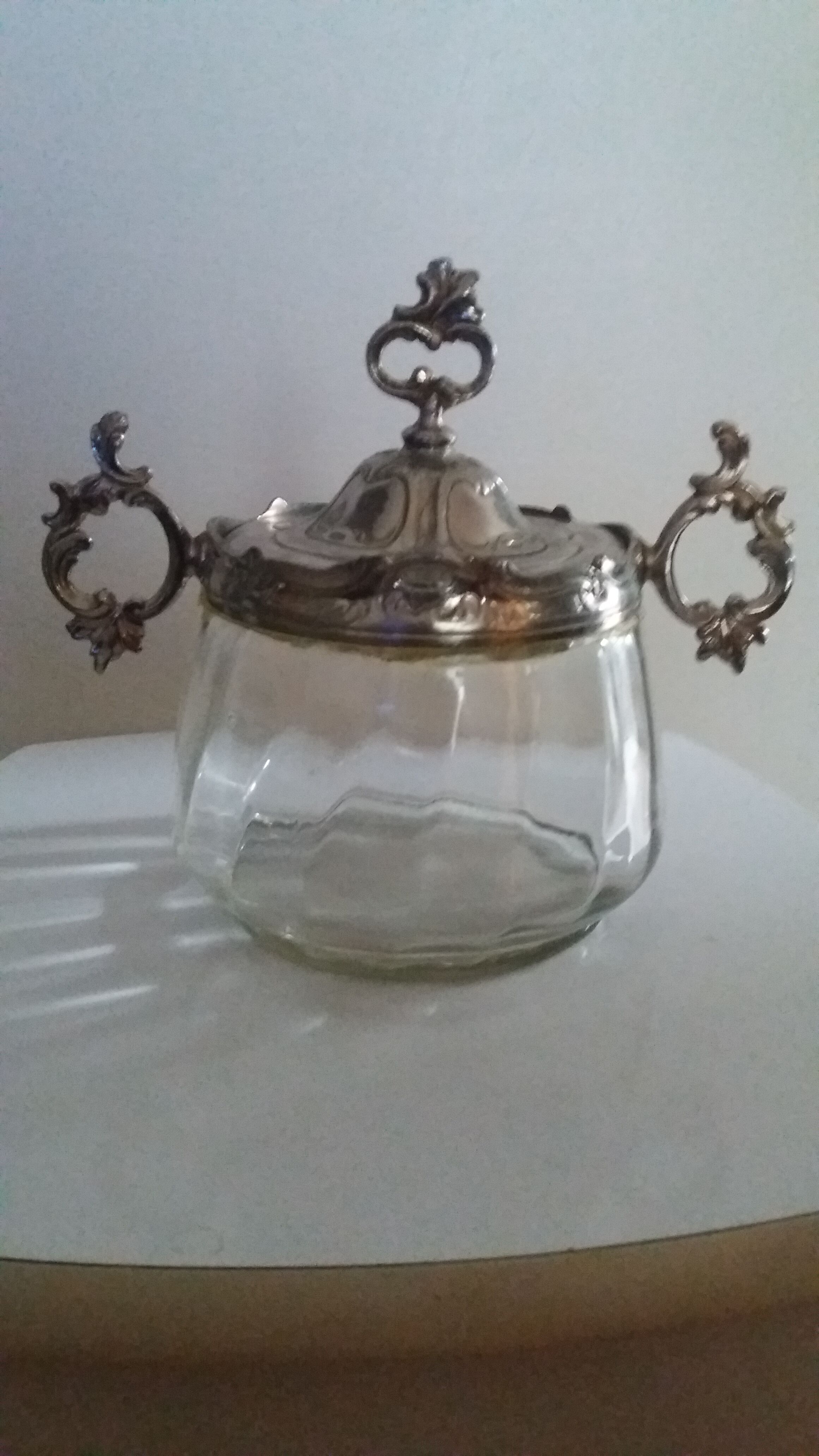Sugar bowl in silver metal
