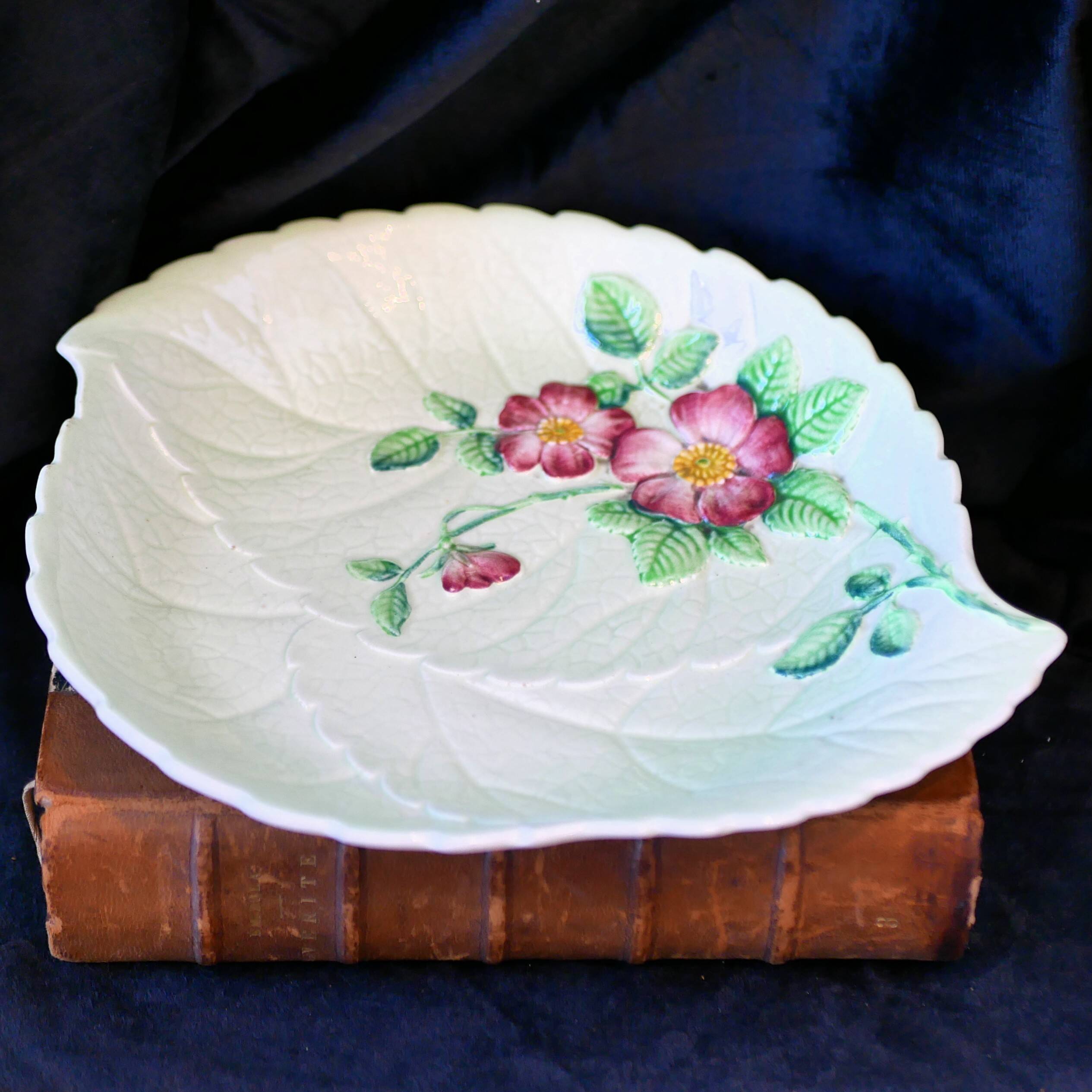 Plat de service décoratif Carlton Ware à feuilles vertes et fleurs roses