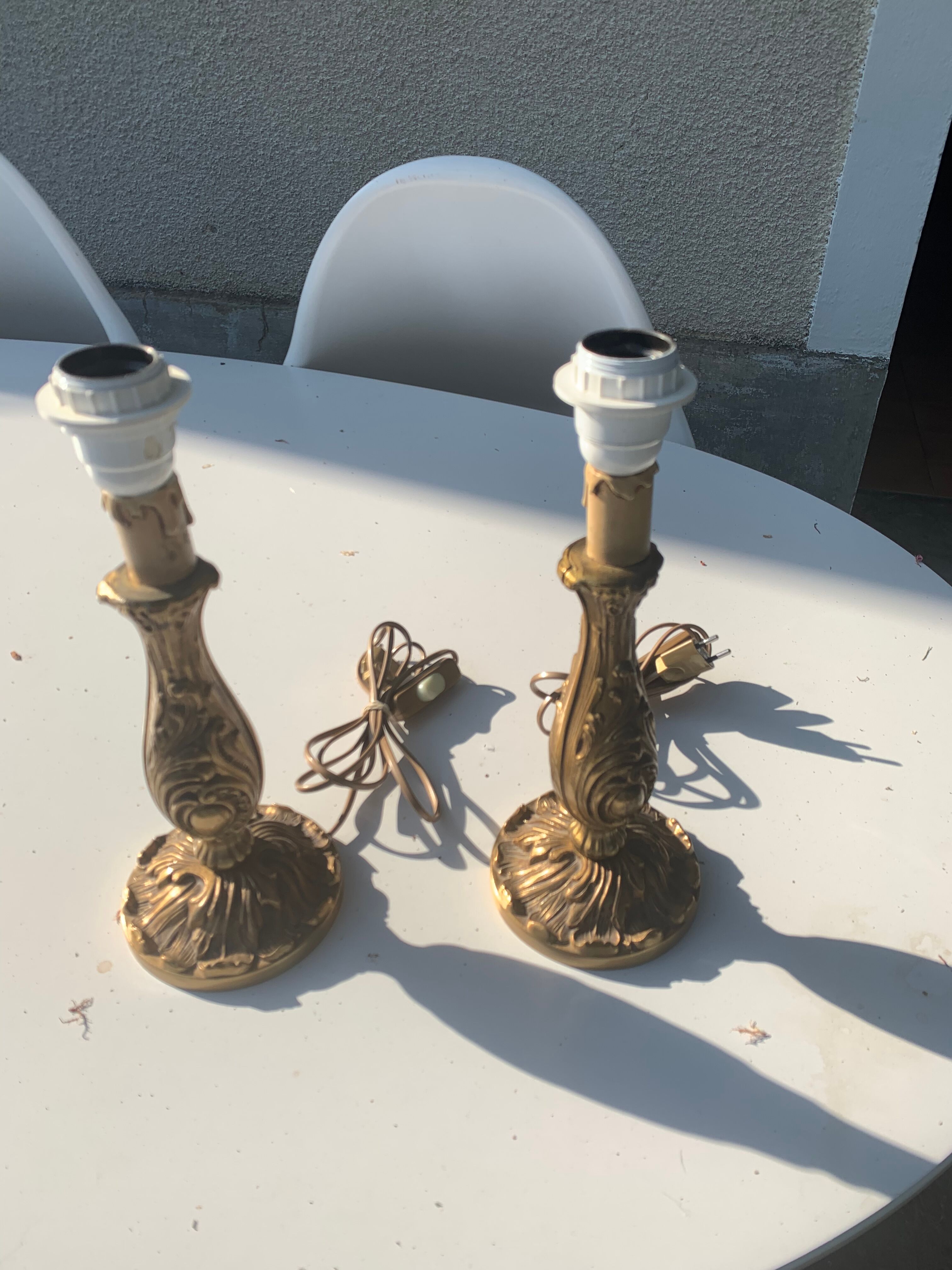Pair of table lamps in chiseled brass vintage foliage pattern
