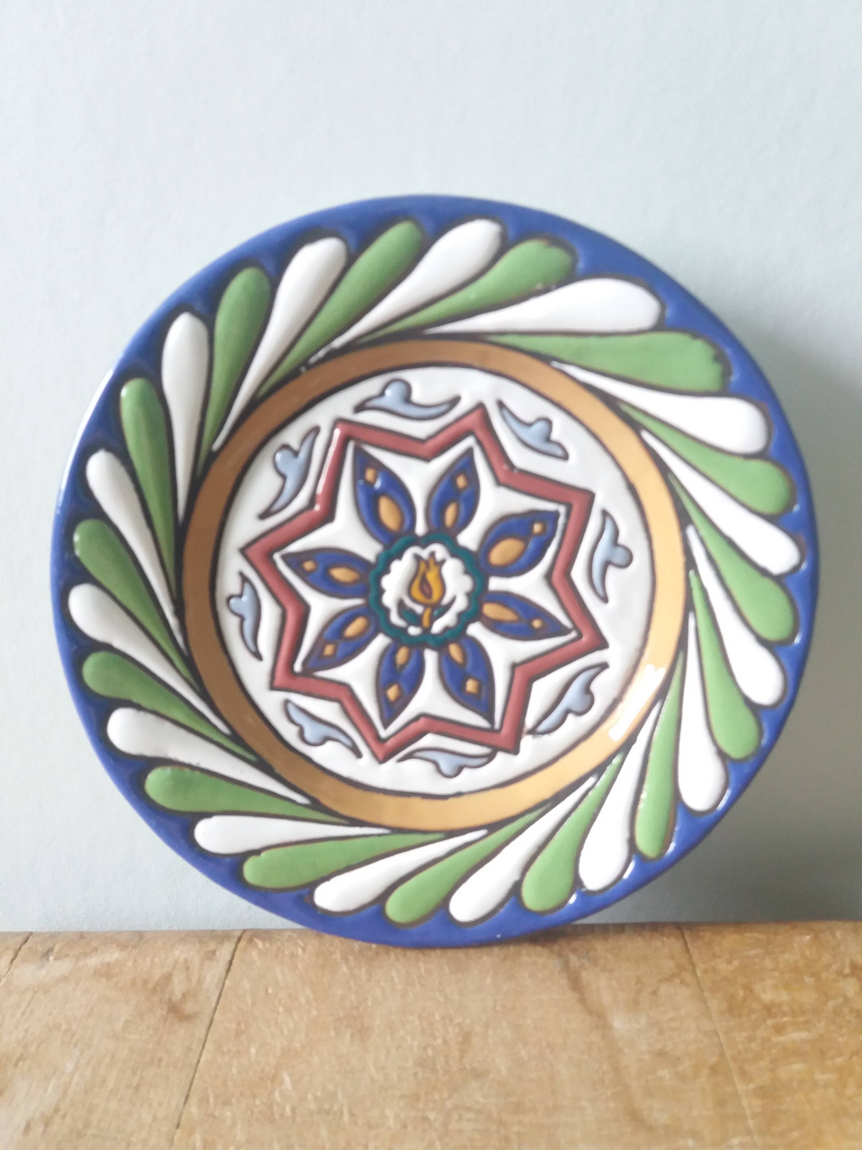 Decorative wall plate signed A. Alvarez