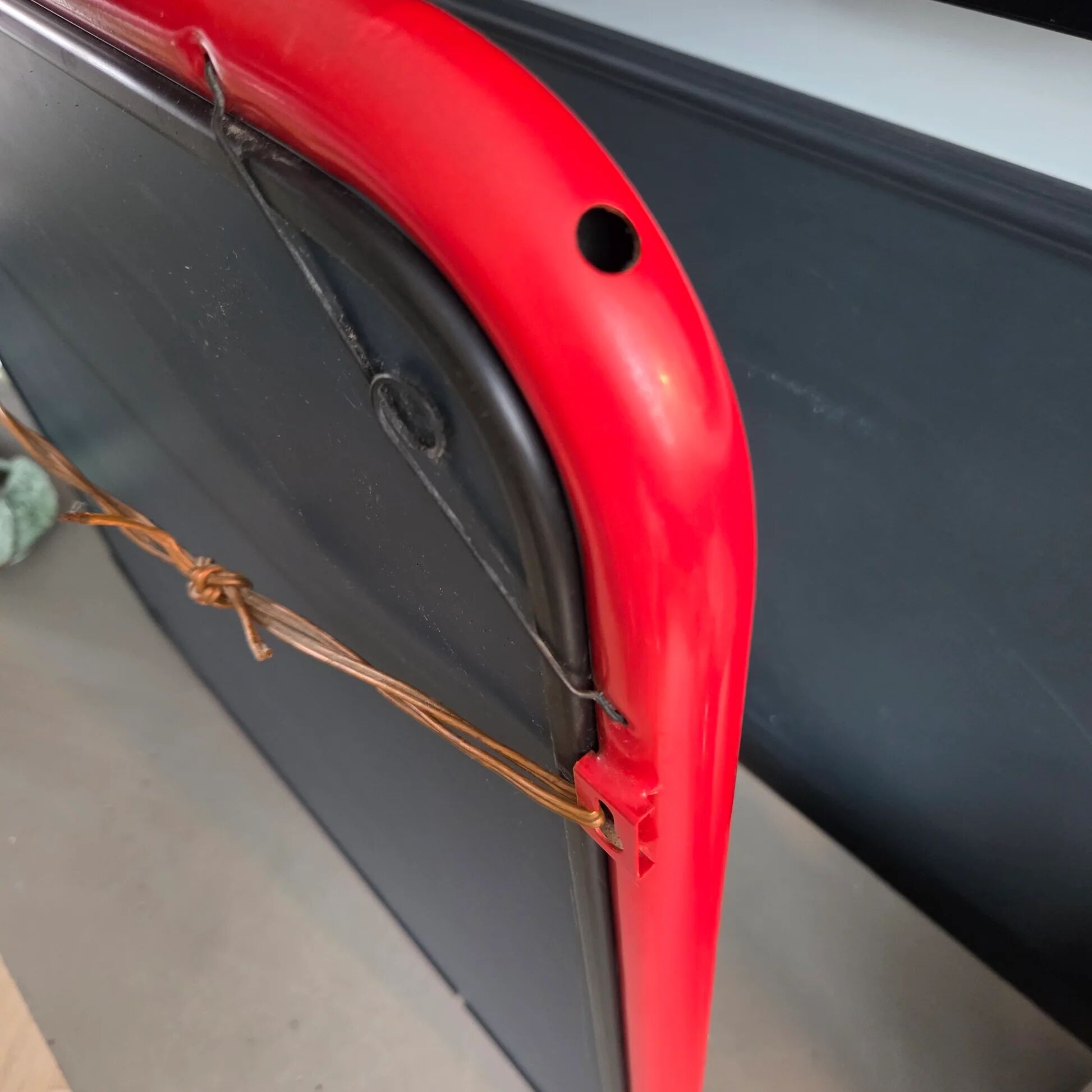 Vintage square mirror in red lacquered metal 60x60.