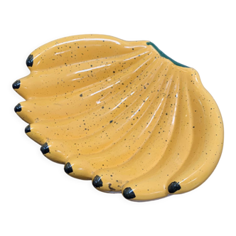 Banana-shaped basket