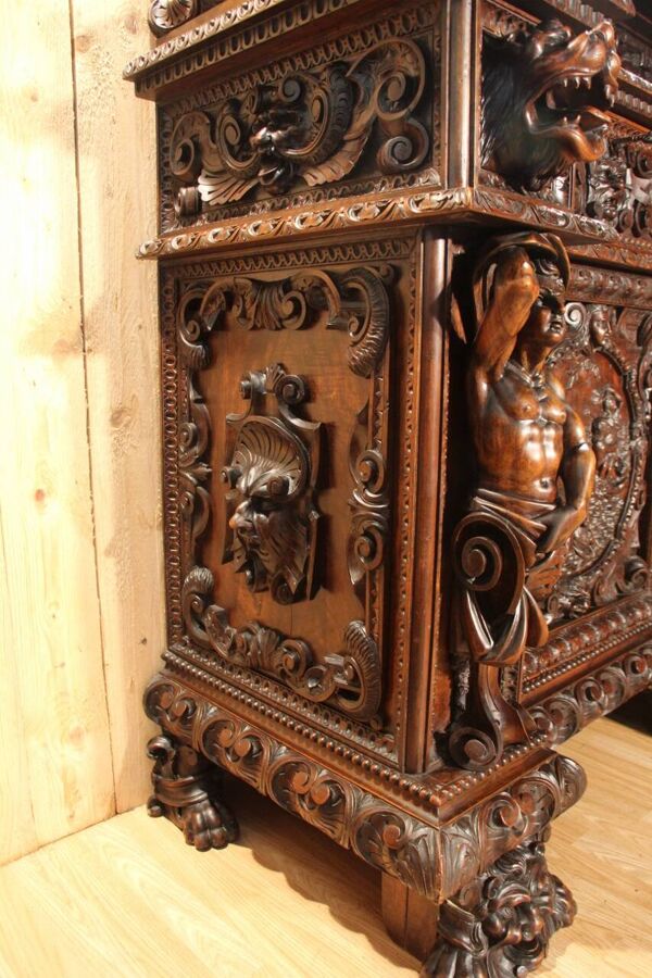 Buffet dressoir de château en noyer de style Renaissance XIXème
