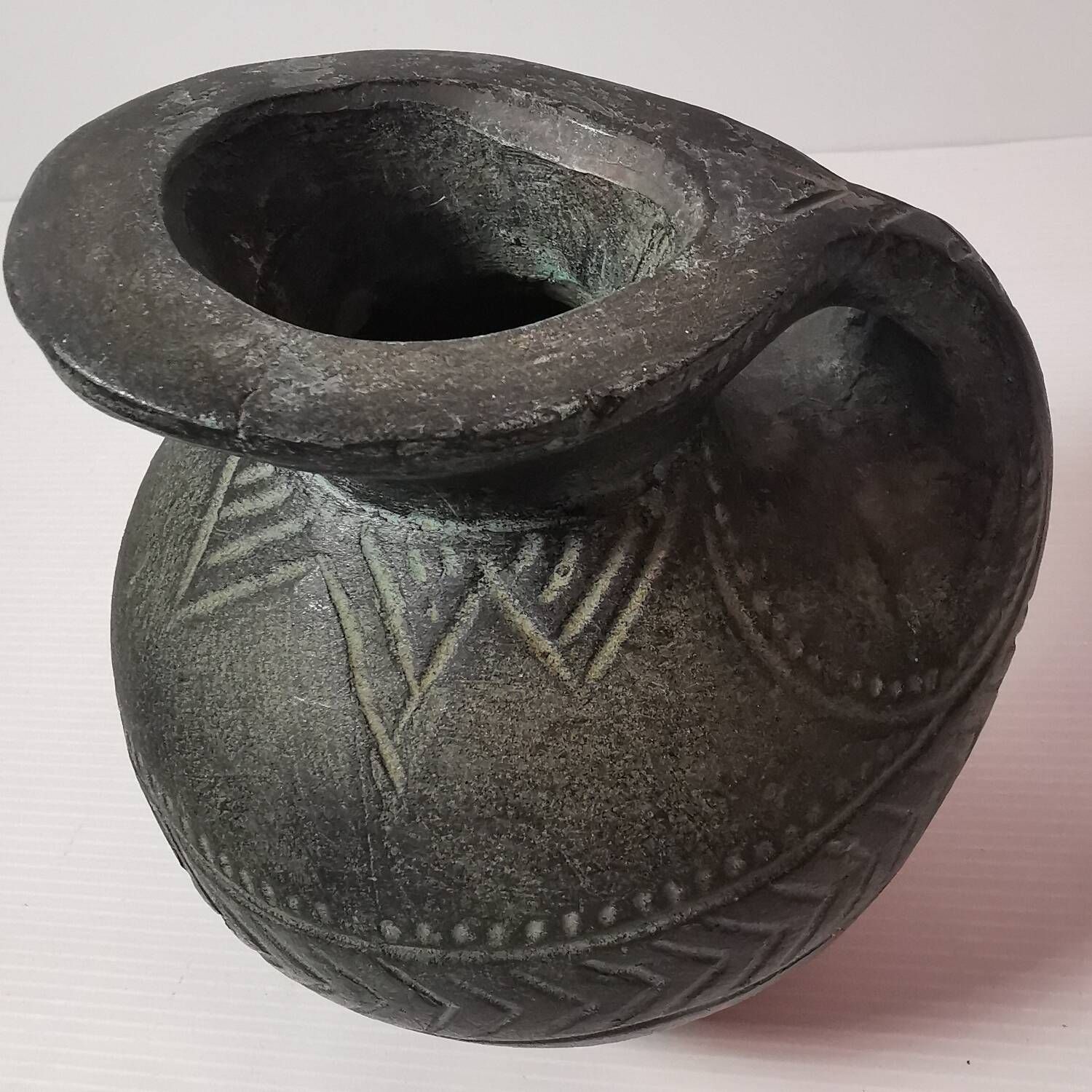 Vintage native american jug pot with geometric patterns in green / gray tones