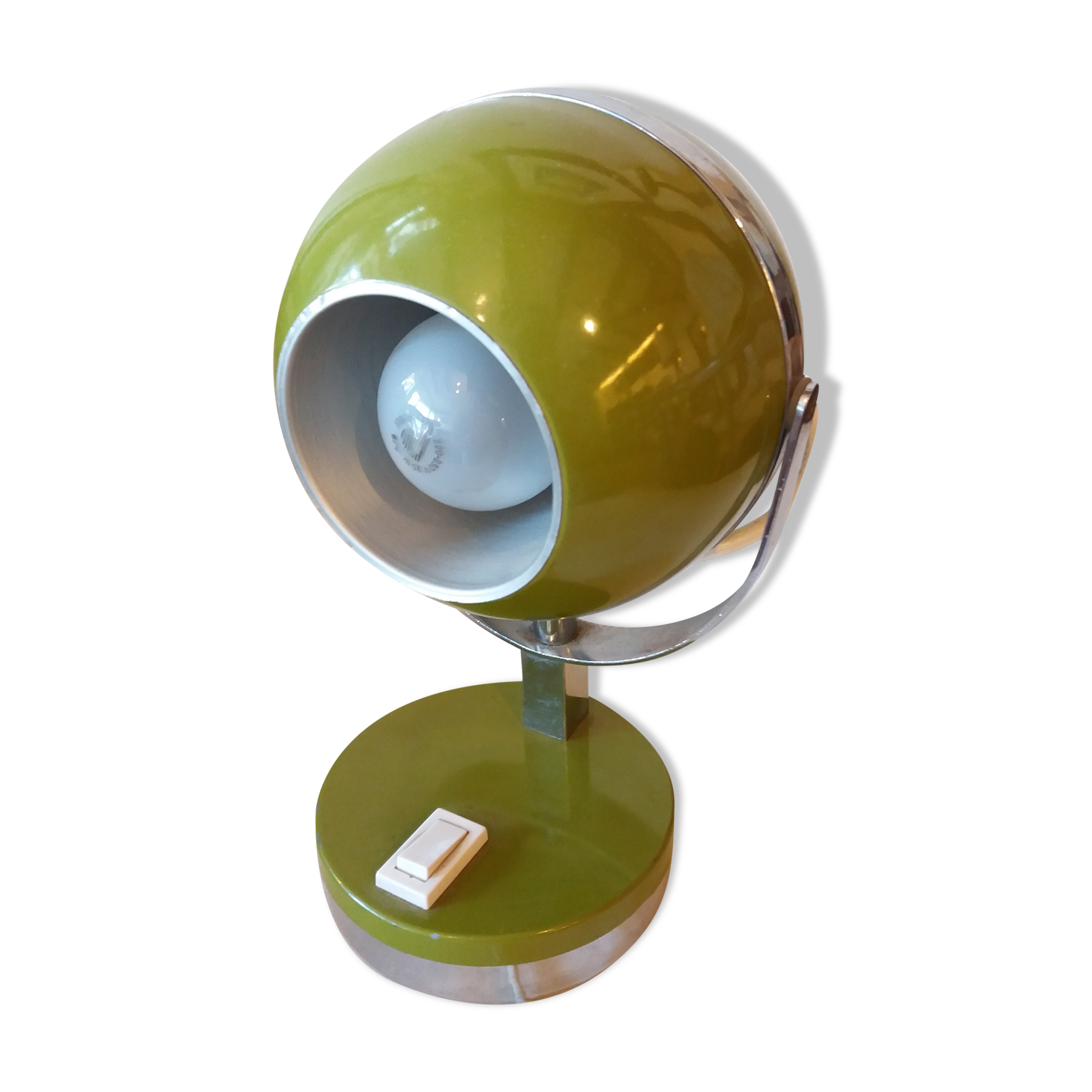 Light olive green eyeball