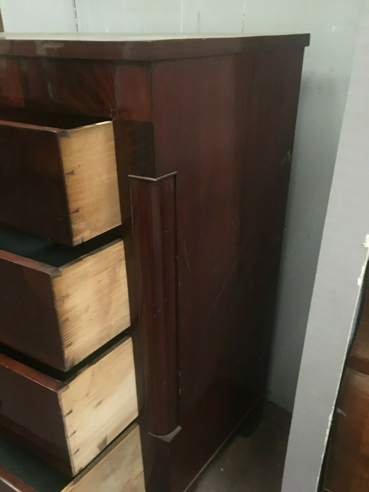 Victorian mahogany veneer chest of drawers with four rows of drawers