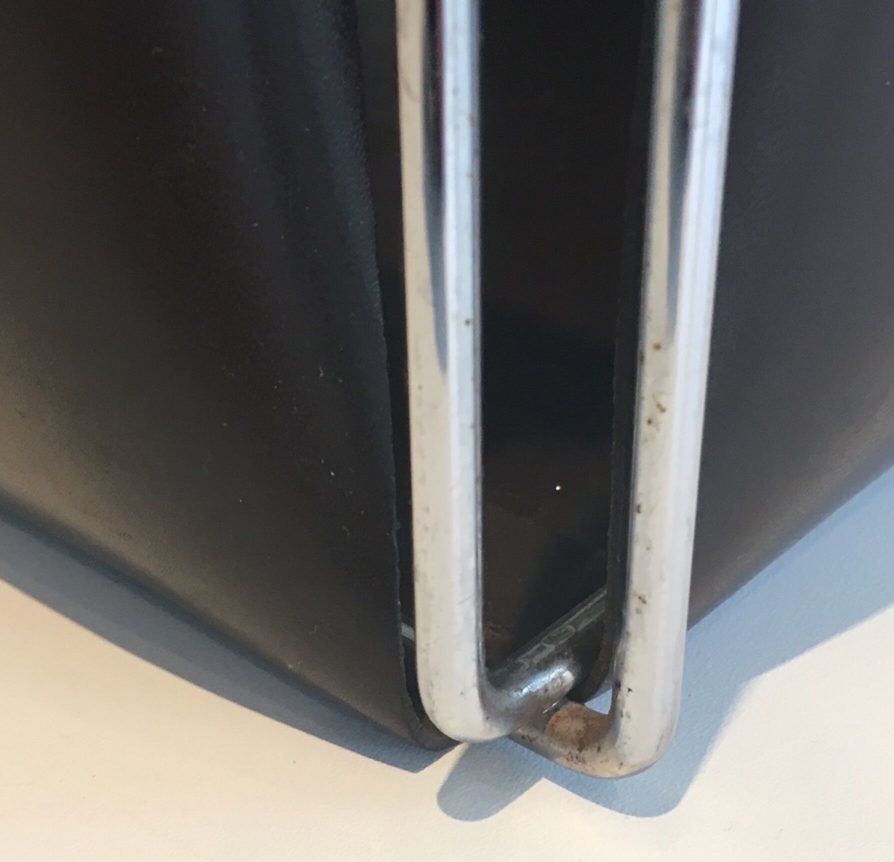 Corbeille à papiers en chrome et skaï