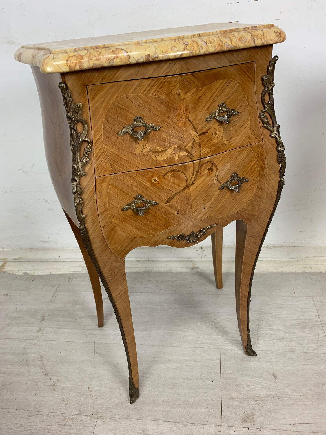 Paire de chevets marqueté