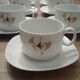 Set composé  de 7 tasses et 7 sous tasses. Porcelaine. .vintage