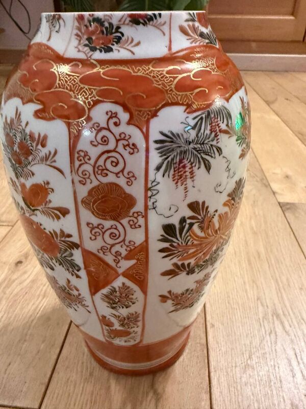 Vase en porcelaine Kutani japonais, relief floral en moriage, début XXème