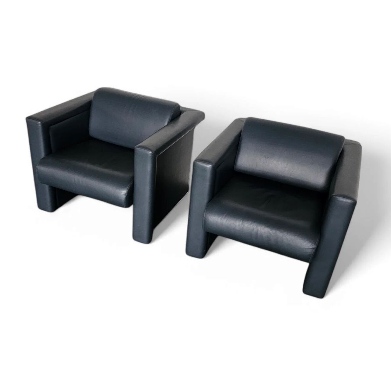 Pair / Trix and Robert Haussmann / Dark grey leather chairs by Knoll