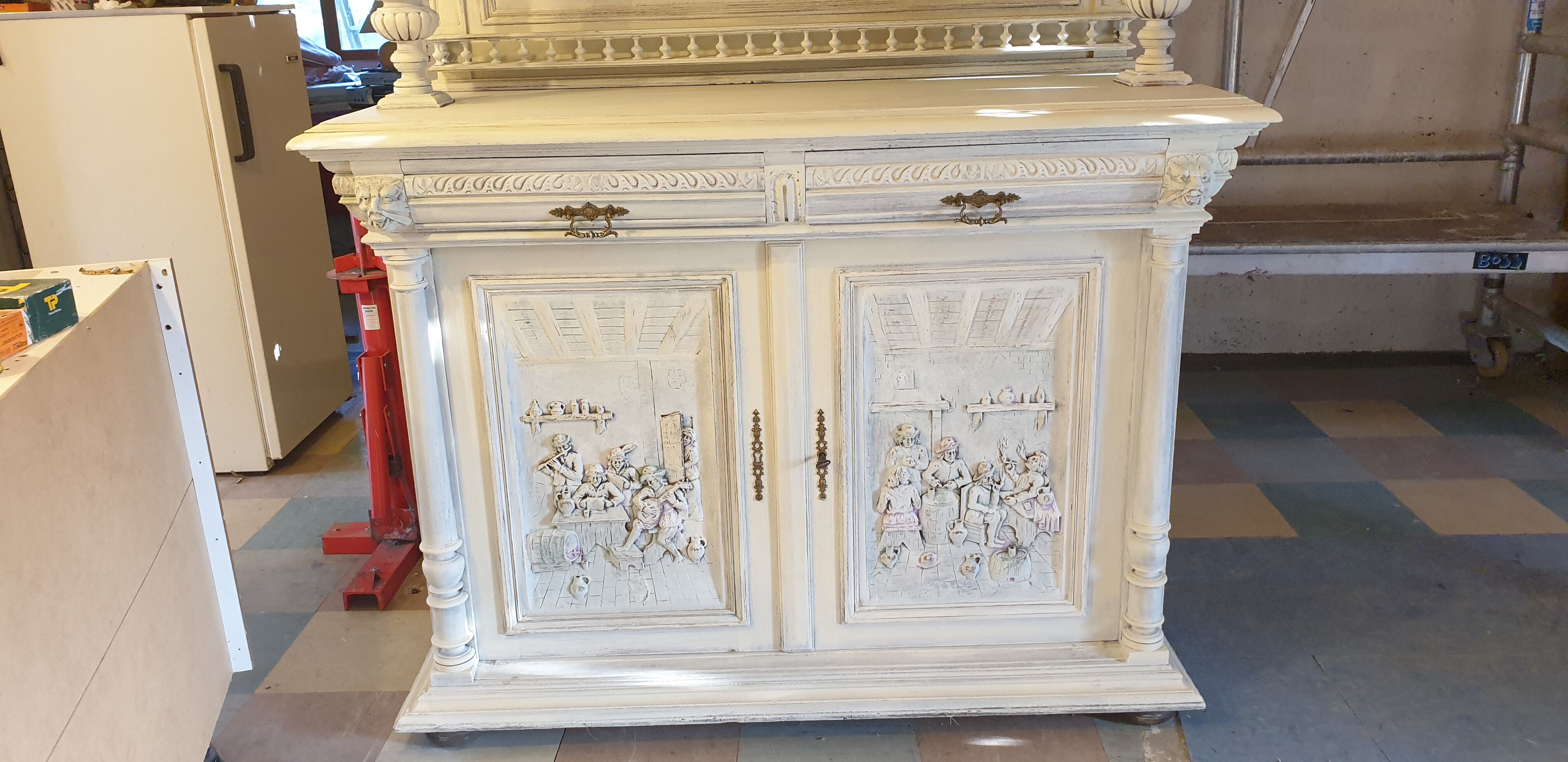 Ancien buffet deux corps en chêne, patiné, partie haute vitrées jaune et rouge(colored leaded light)