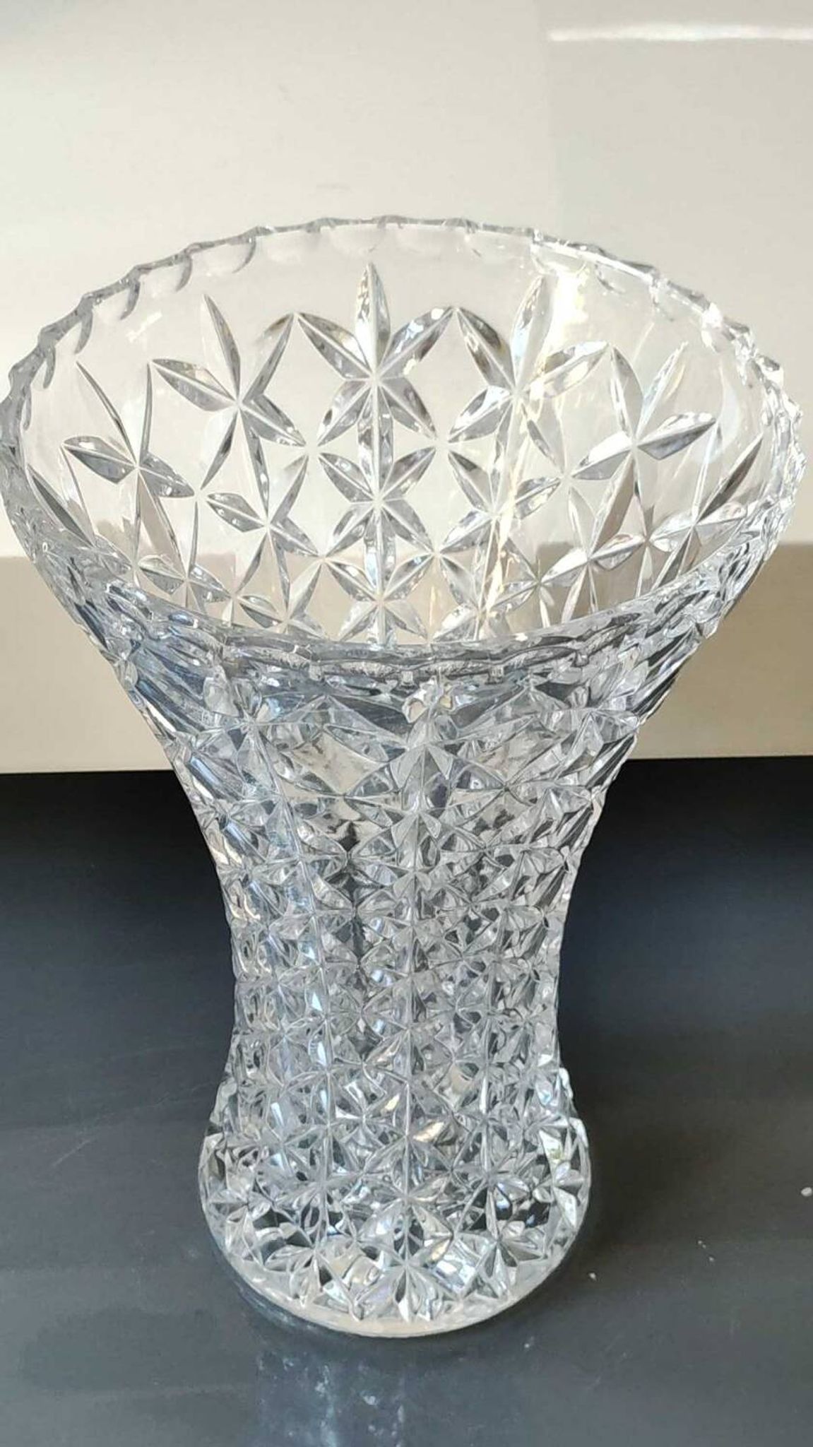 Grand Vase Tulipier en cristal de Bohème taillé. Motifs étoilés/losanges. Haut 26 cm