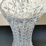 Grand Vase Tulipier en cristal de Bohème taillé. Motifs étoilés/losanges. Haut 26 cm