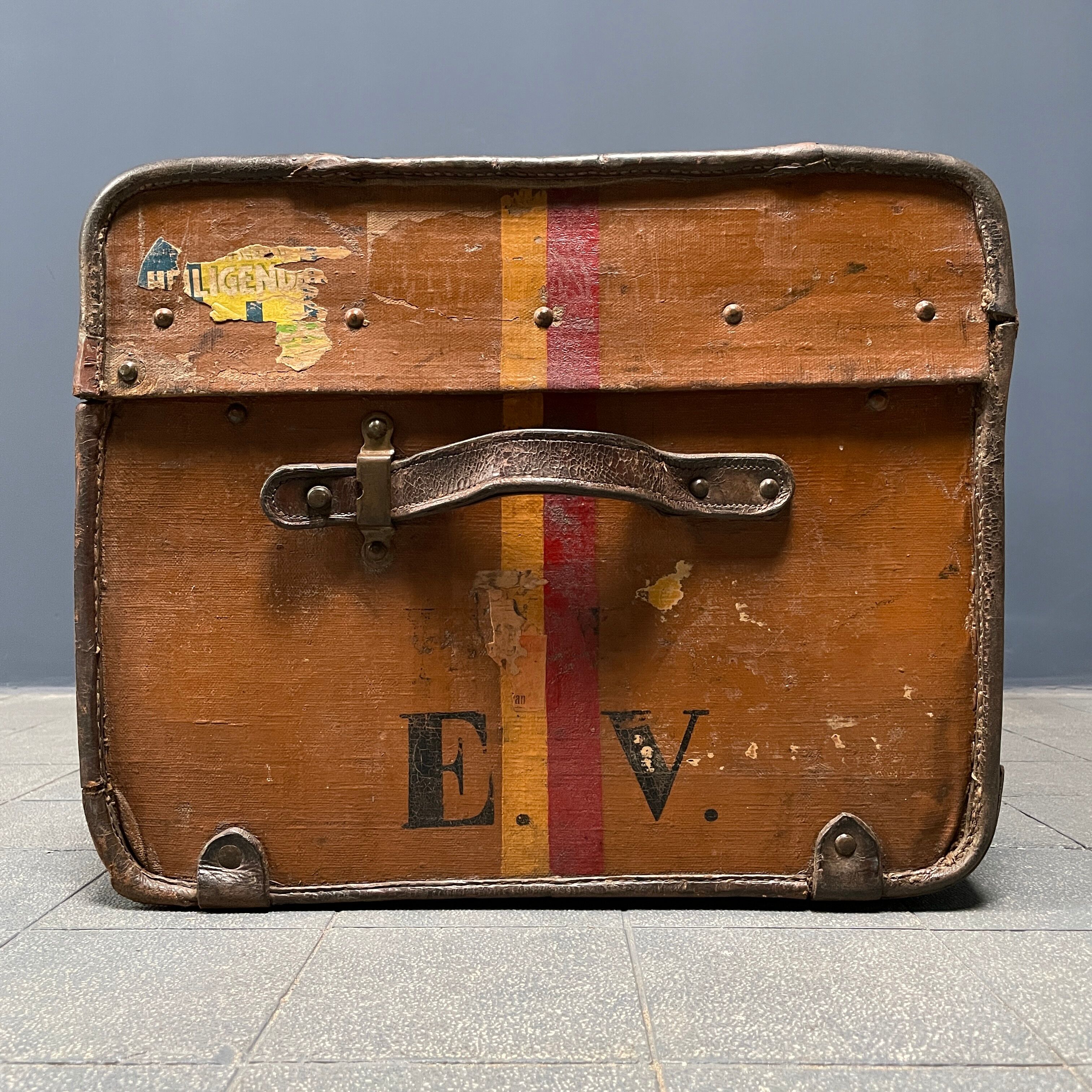 Antique brown travel case with wooden slides from the early 1900s