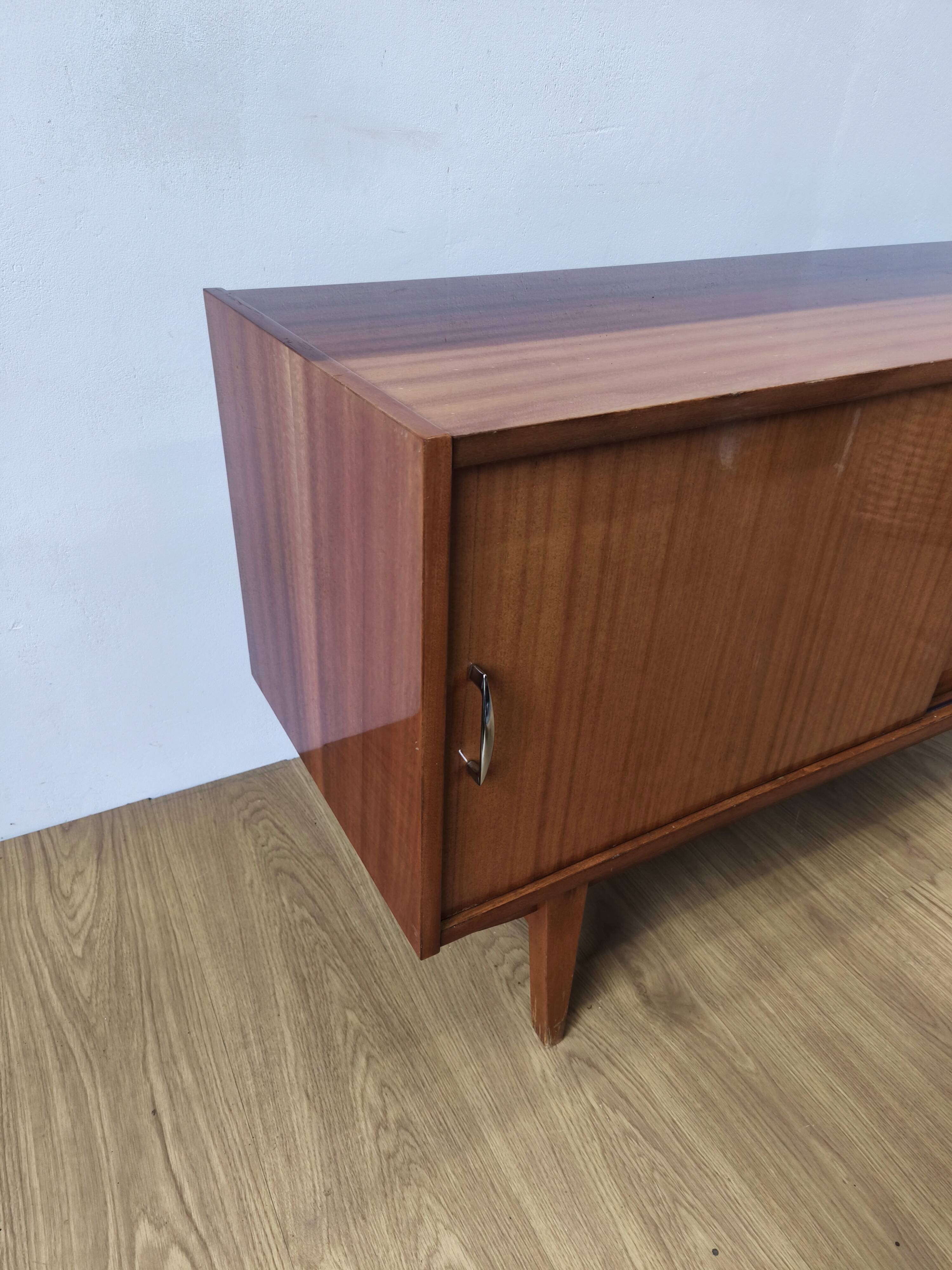 Buffet moderniste des années 1970.