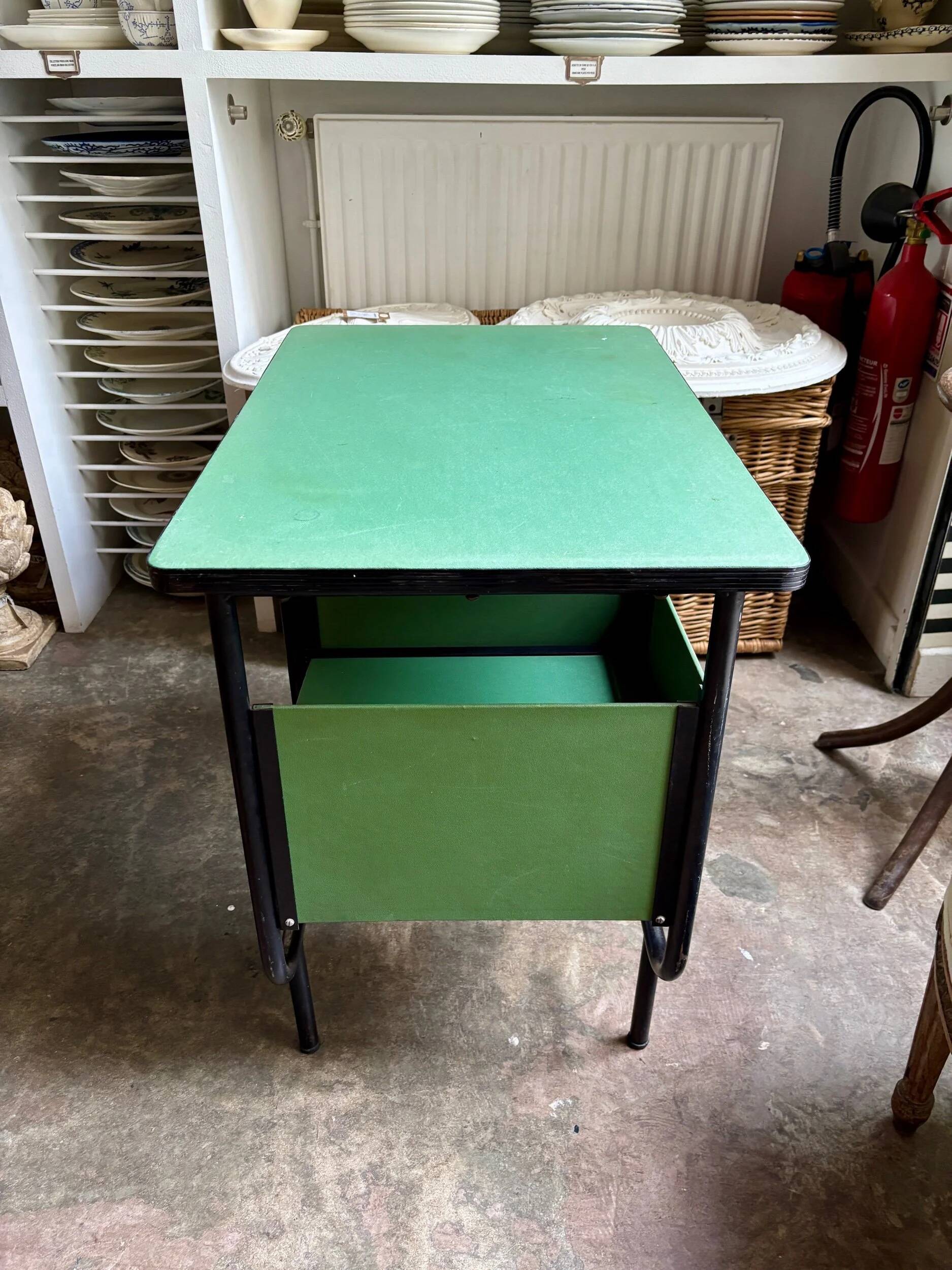 Bureau en métal noir et vinyle vert