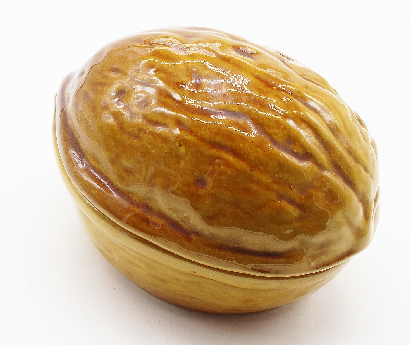 Nut-shaped box in dabbling