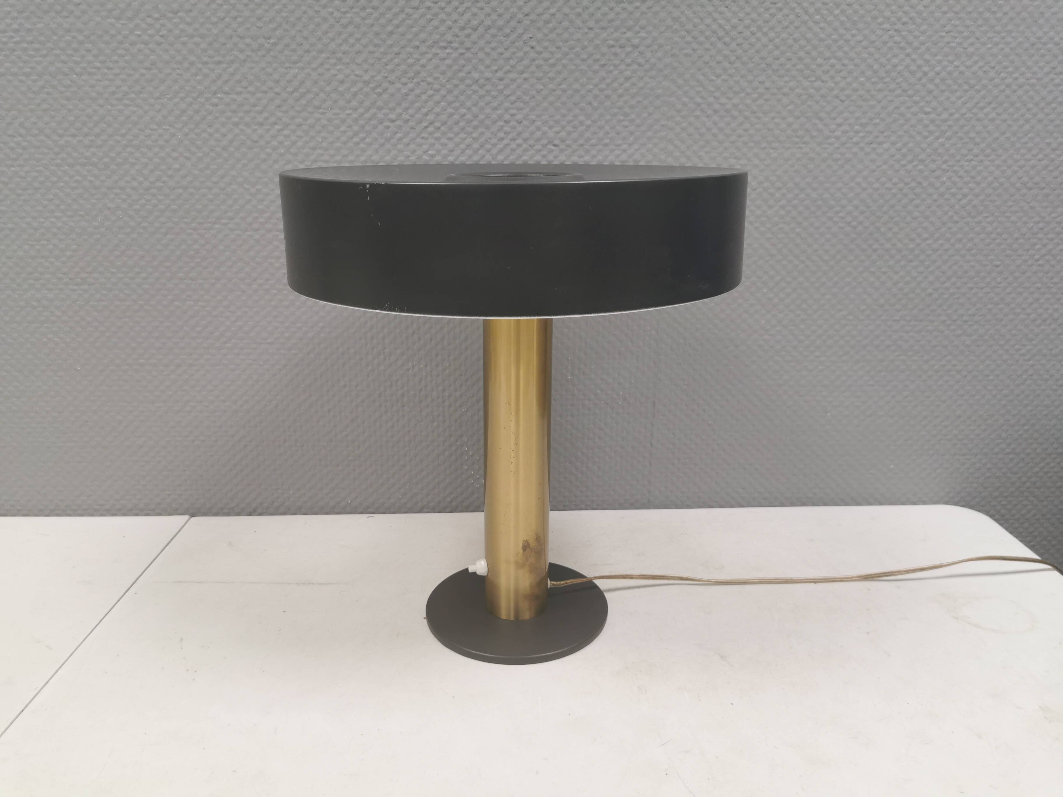 Lampe de table danoise avec une base en laiton massif et un abat-jour en métal laqué gris.