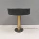 Lampe de table danoise avec une base en laiton massif et un abat-jour en métal laqué gris.