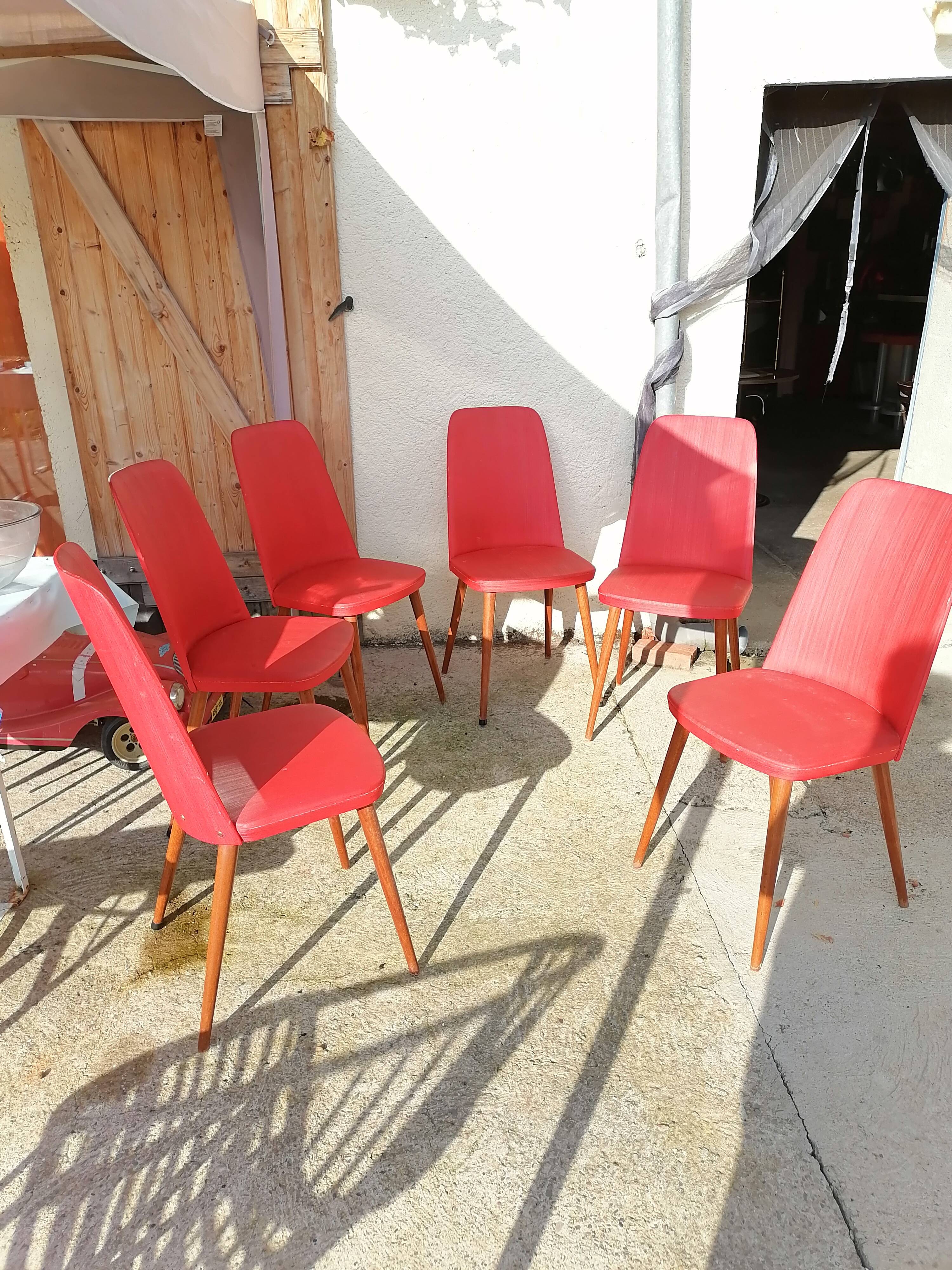 Lot de 6 chaises skaï rouges 1960 style scandinave