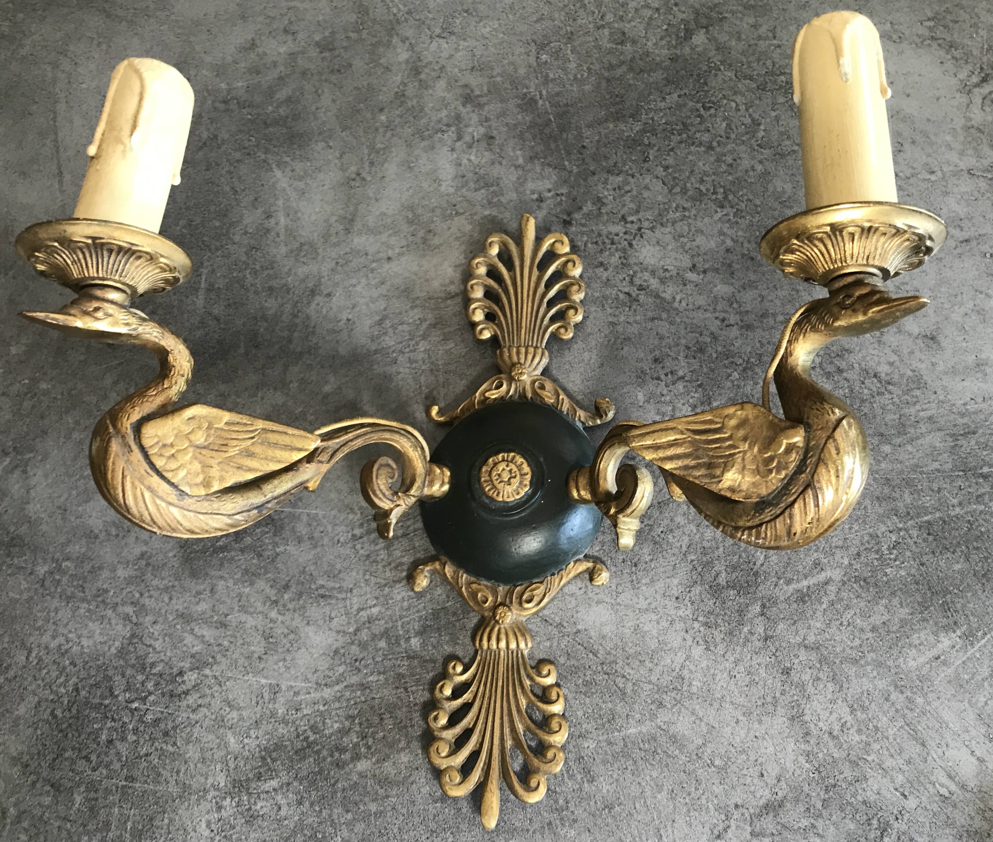 Ancienne applique murale en bronze bras à décor de cygnes et palmettes style empire