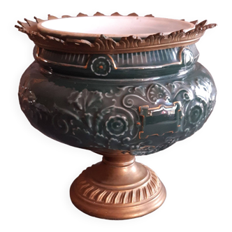 Cache pot fait à partir d'une ancienne suspension de lampe à pétrole, couleur verte.
