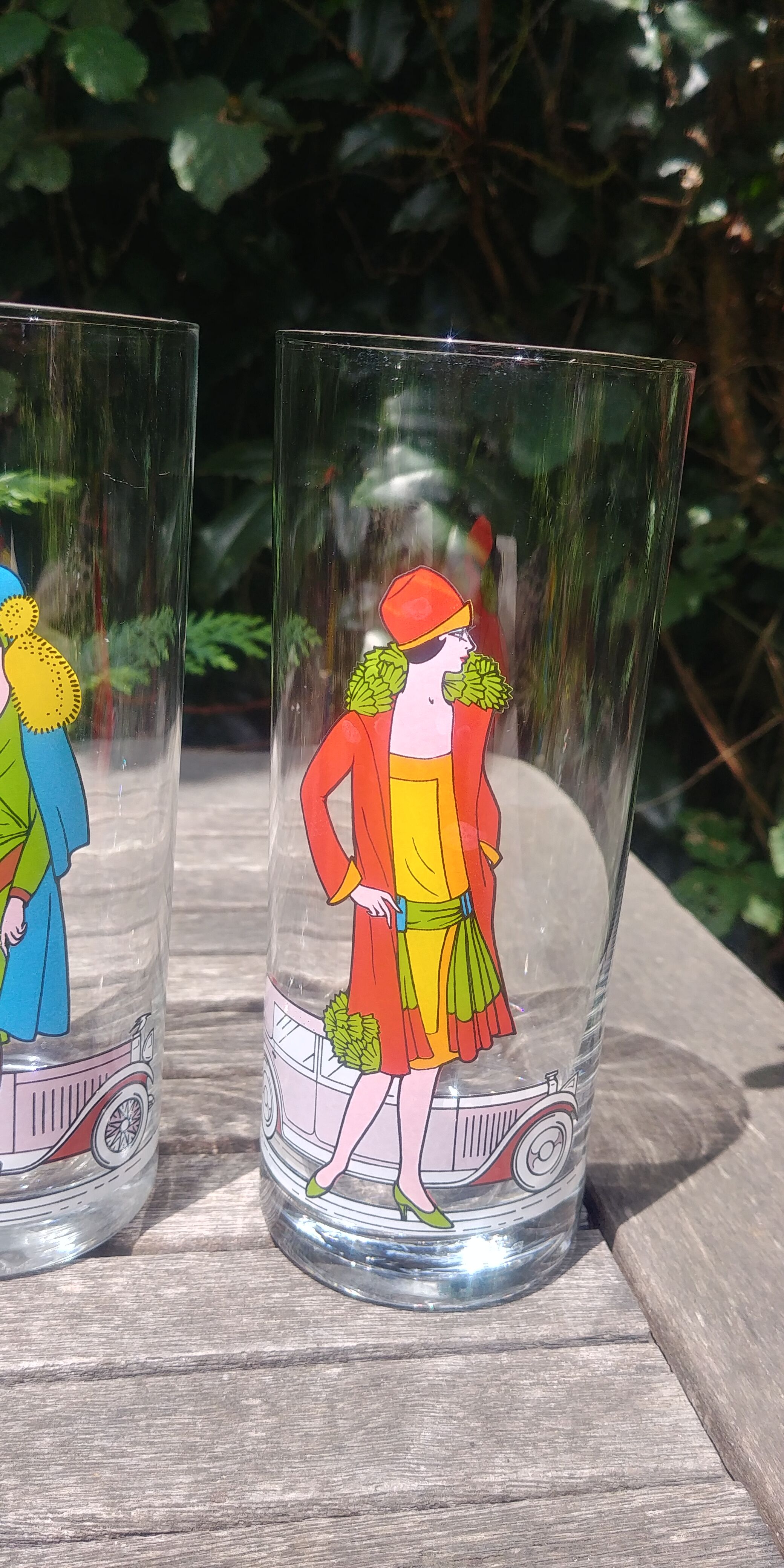 Set of four large Vintage glasses with "belle époque" décor