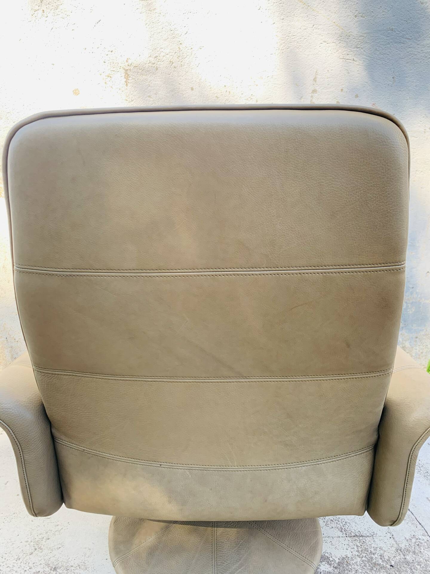 Vintage De Sede leather swivel chair, tulip base.