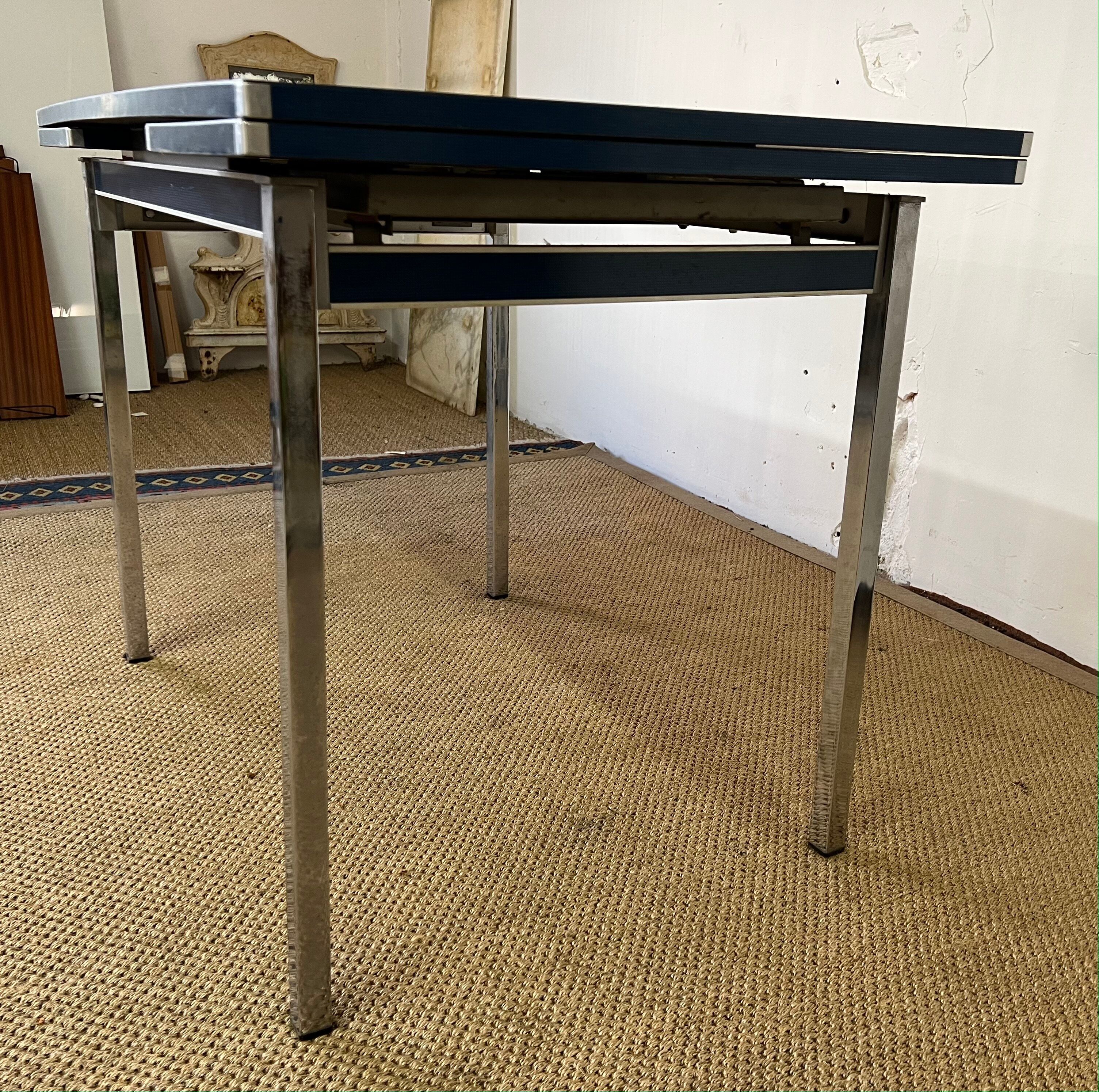 Formica table with extensions