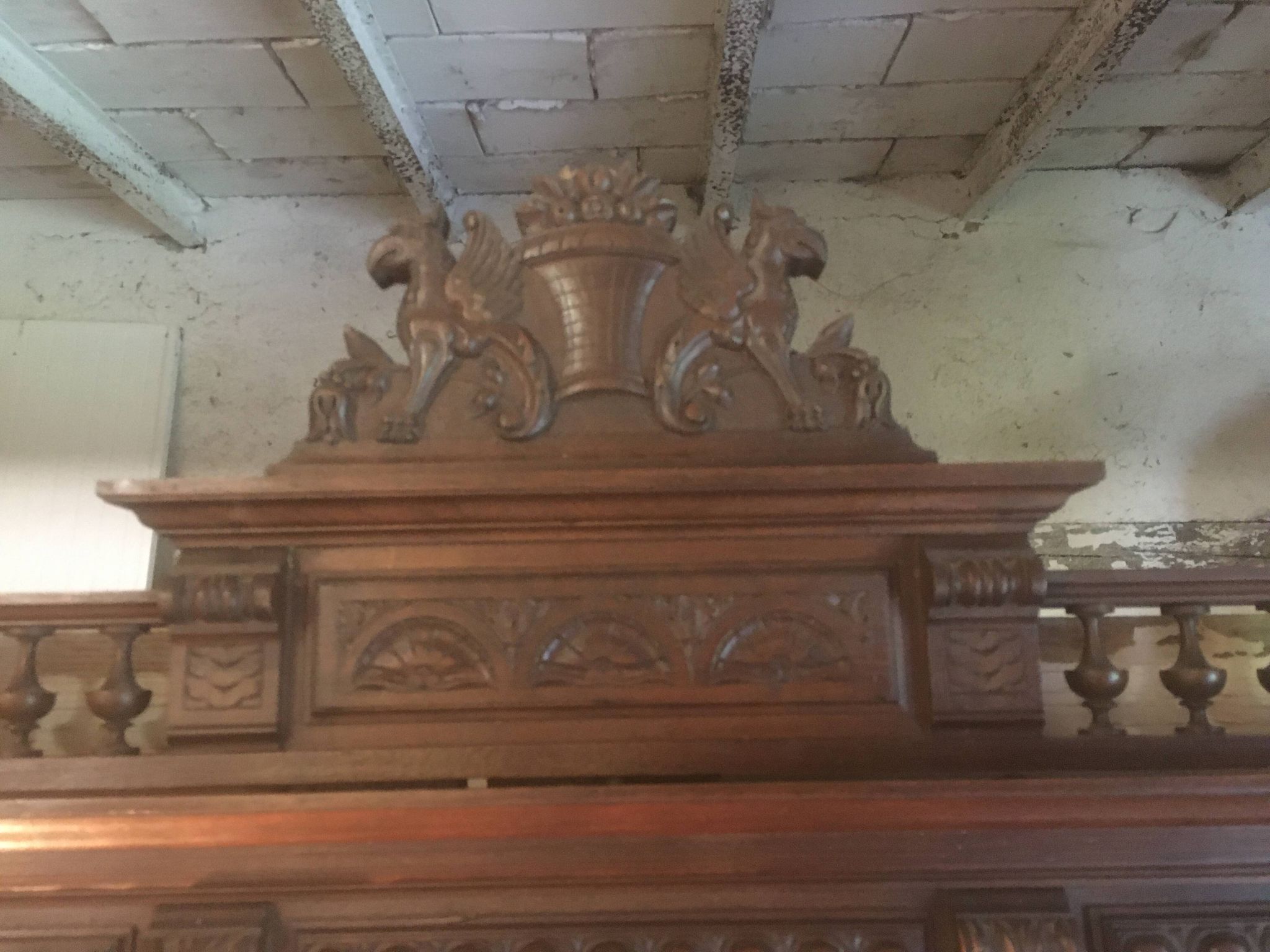 Miroir biseauté de style Henri ii en noyer