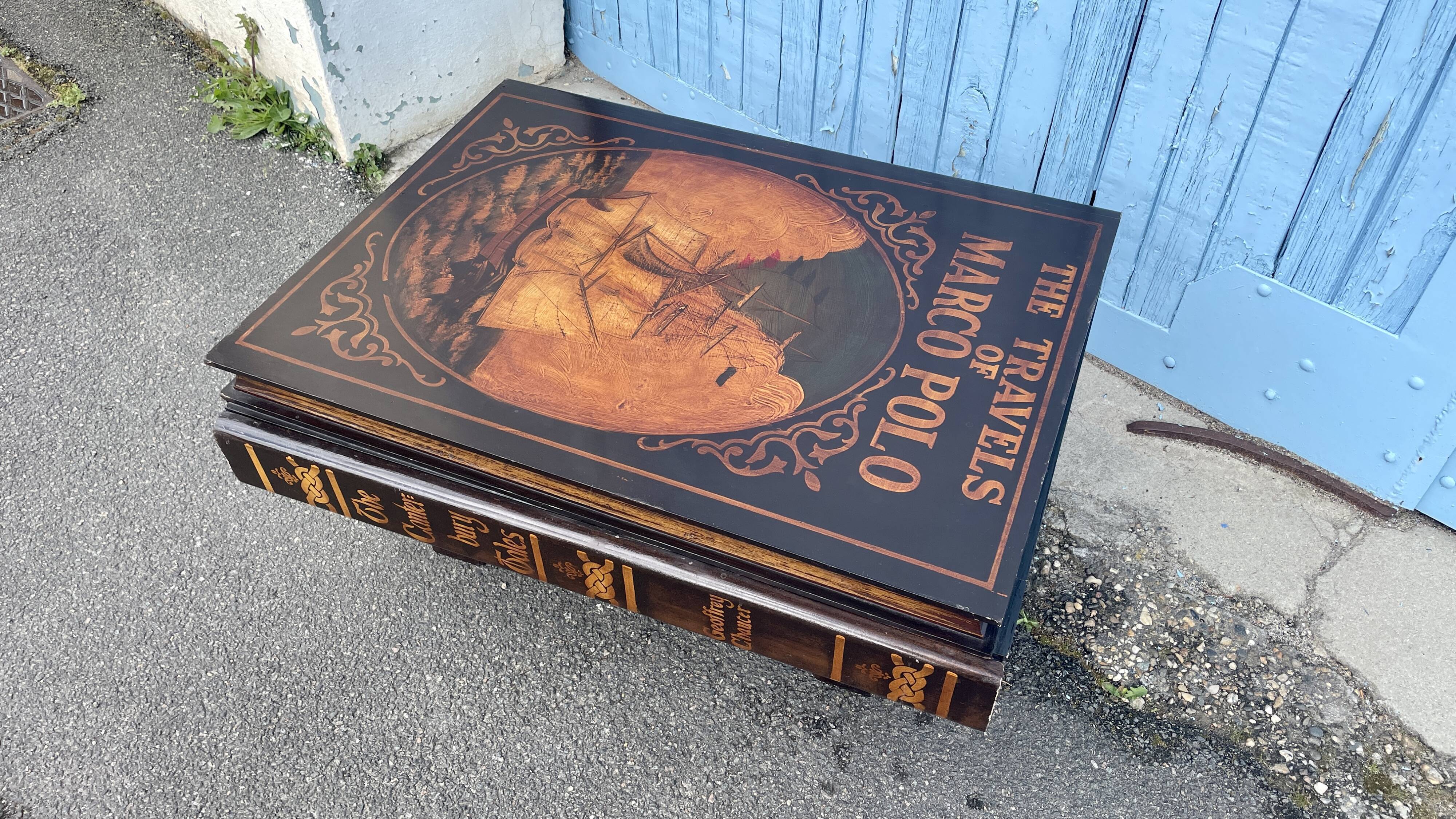 Table basse façon livre ancien, XXe siècle