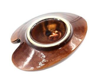 Empty ceramic pocket with flower