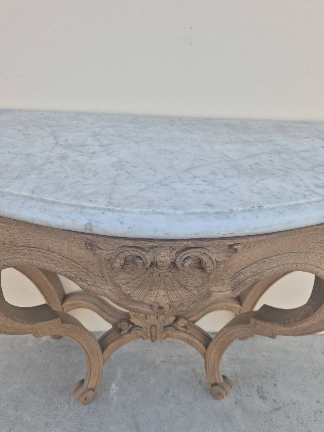 Louis XV curved console in solid oak, 18th century, decorated