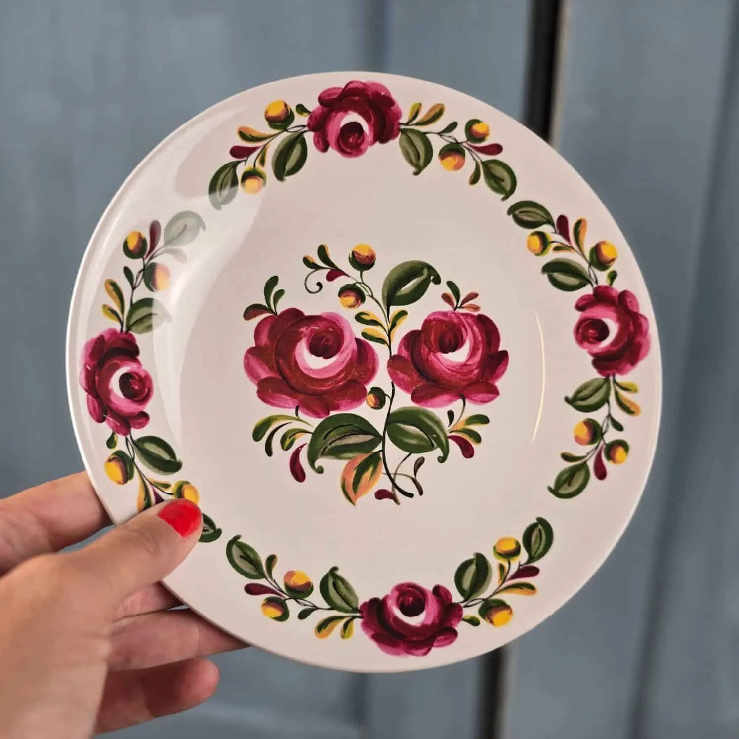 Ensemble de 12 assiettes creuses Moulin des Loups Ottawa – Fleurs bordeaux