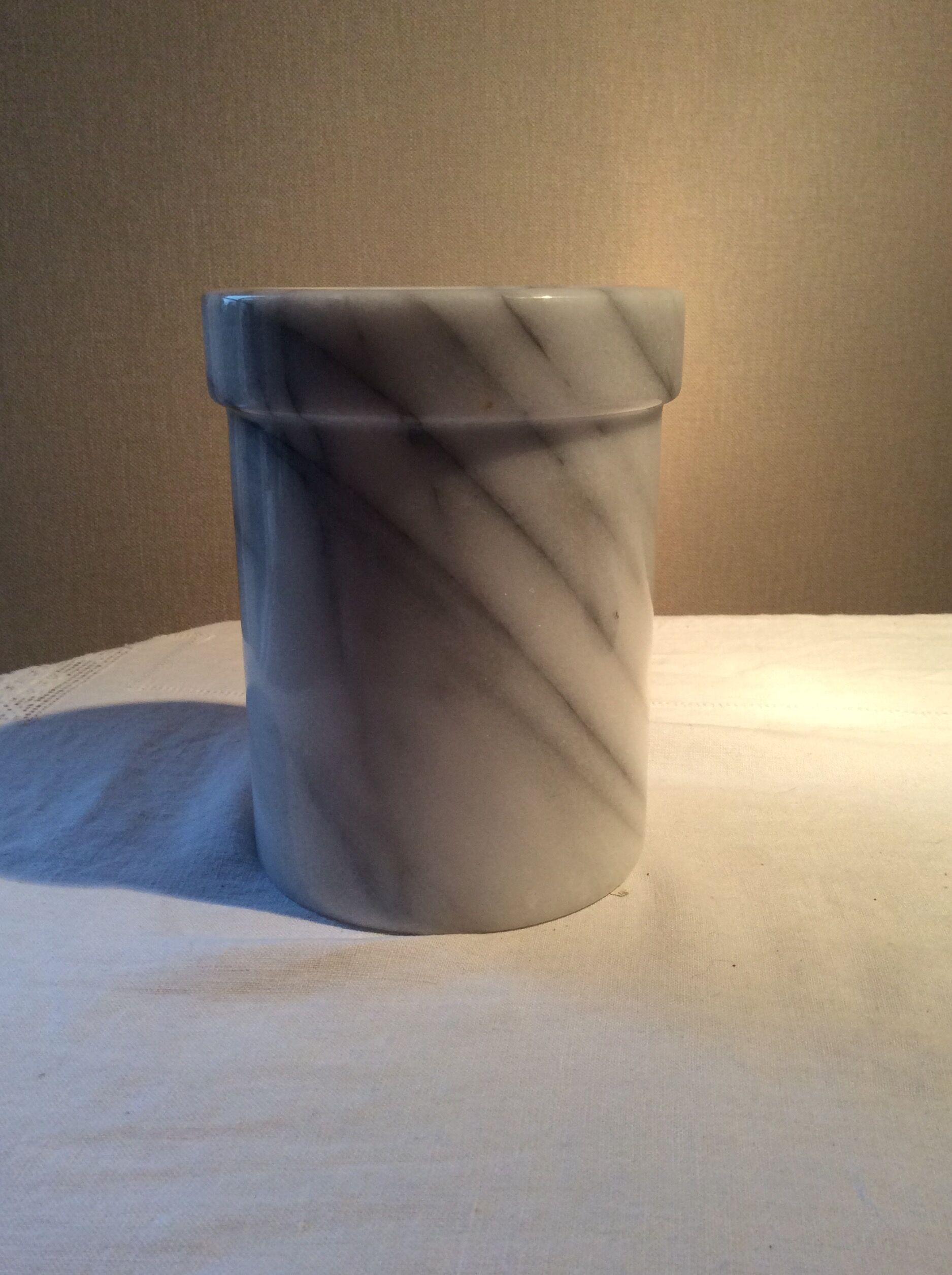 Vase ou pot en marbre blanc
