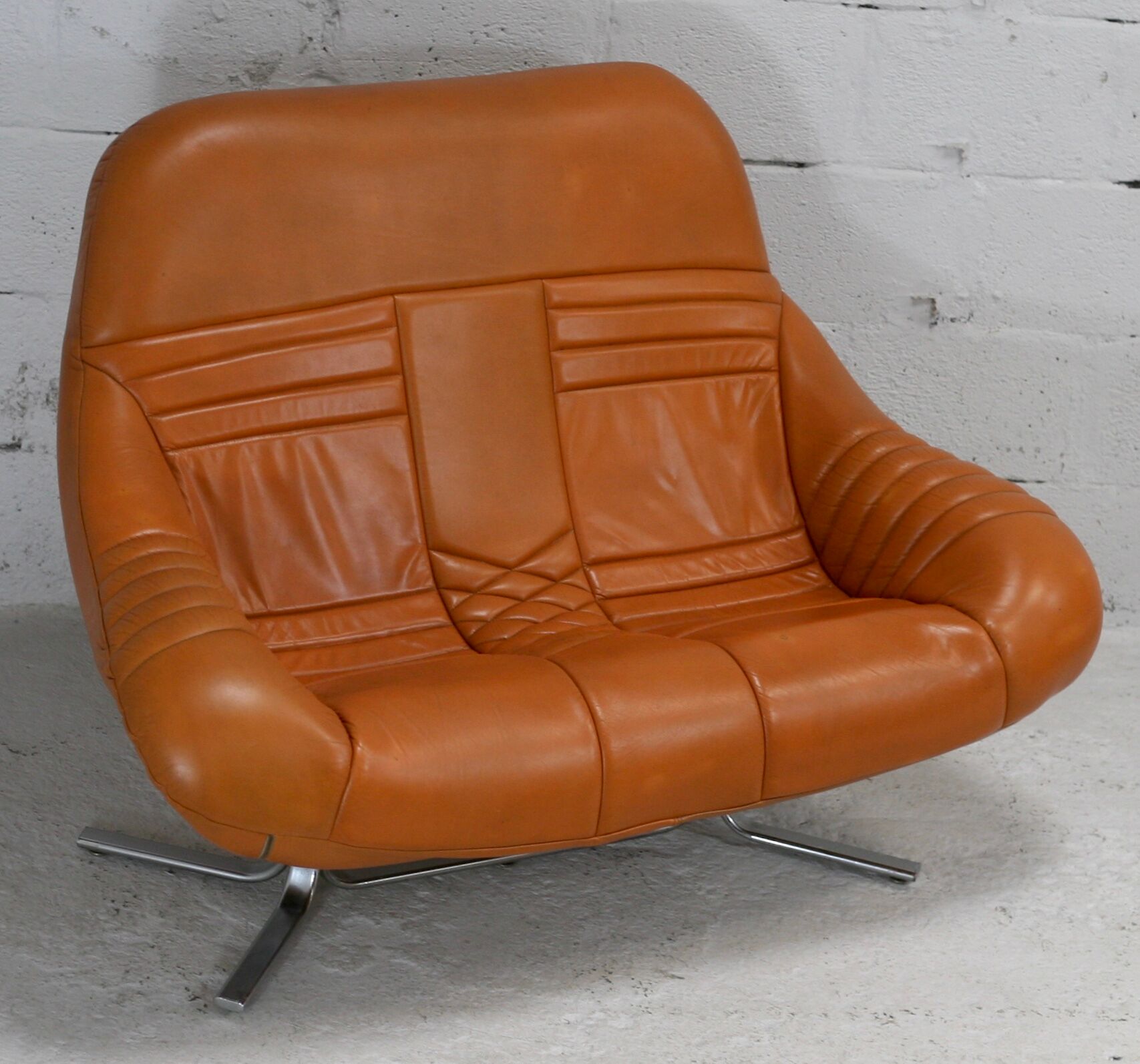 Sofa "space age". Leather, fiberglass, foam, steel. Circa 1970. Orange.