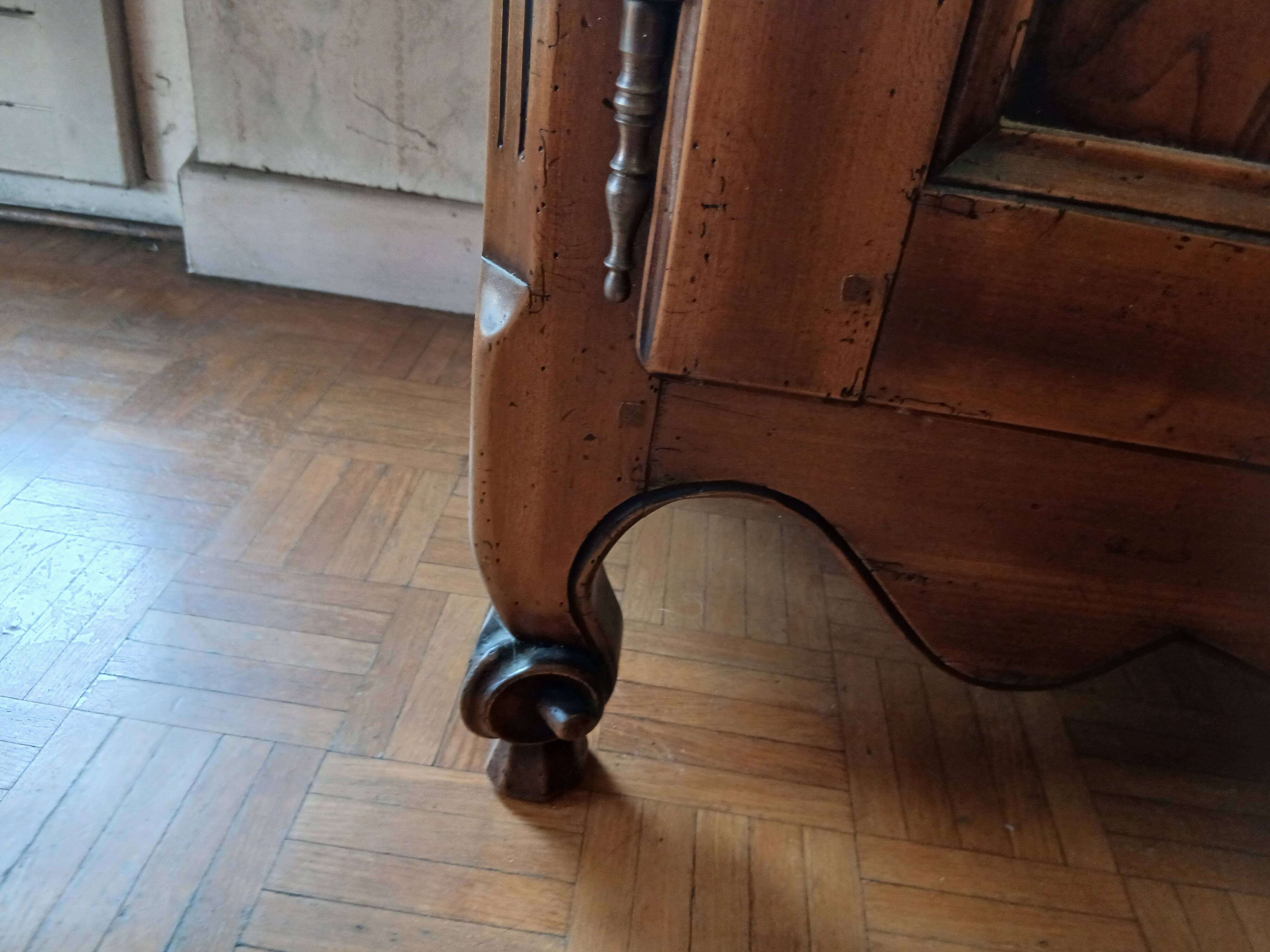Antique Vendée dresser in solid elm by artisan Chaillou Hermouet.