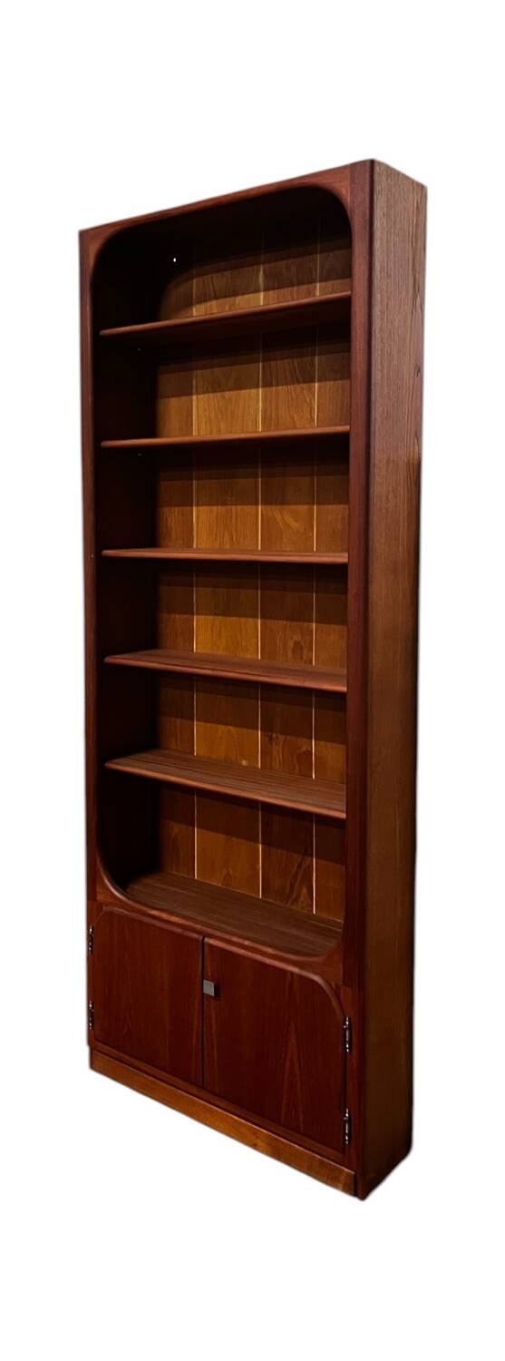 Highboard mit Regale und Türen