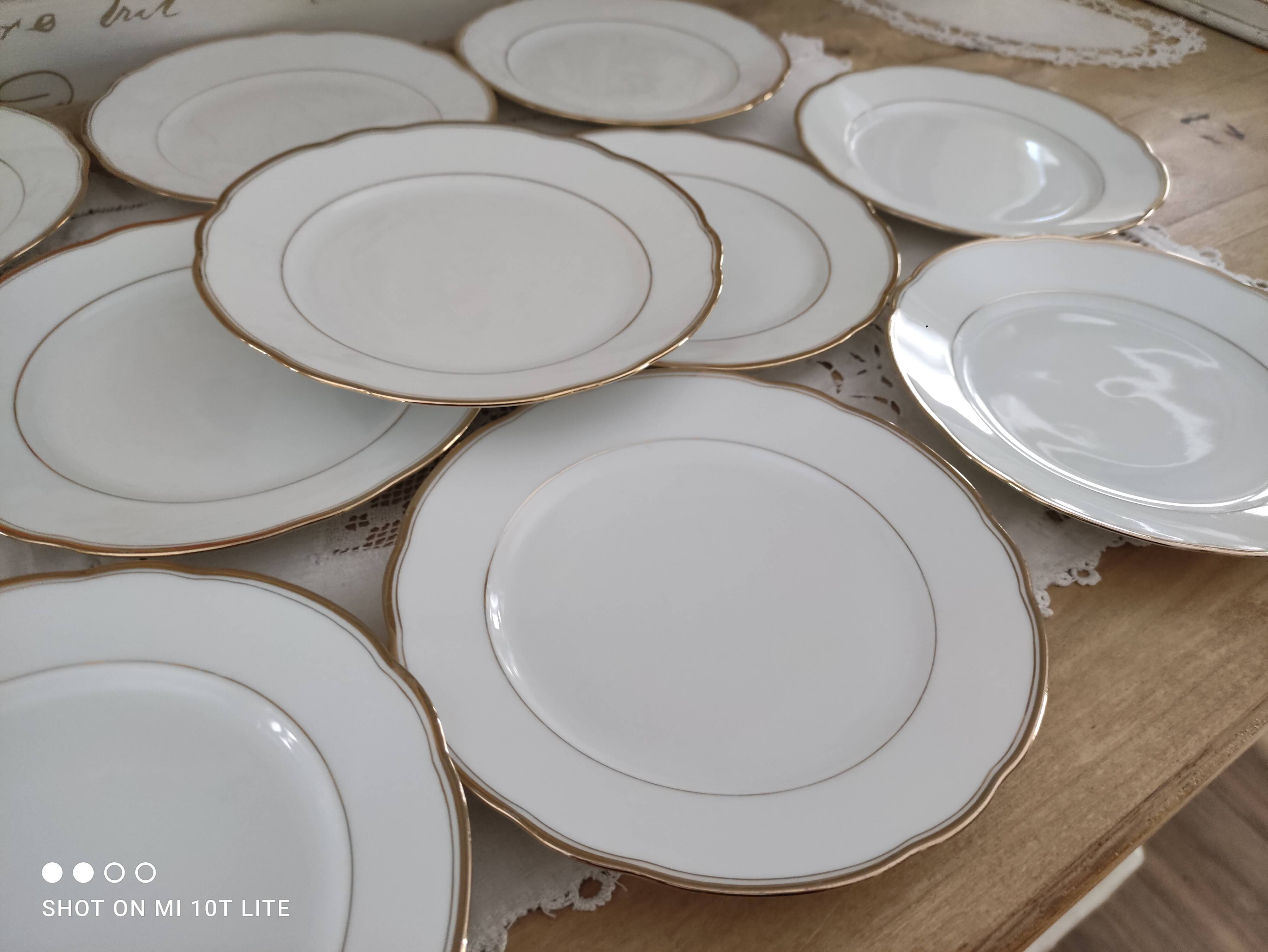 Lot de 11 assiettes à dessert en porcelaine suisse blanche double liseré doré
