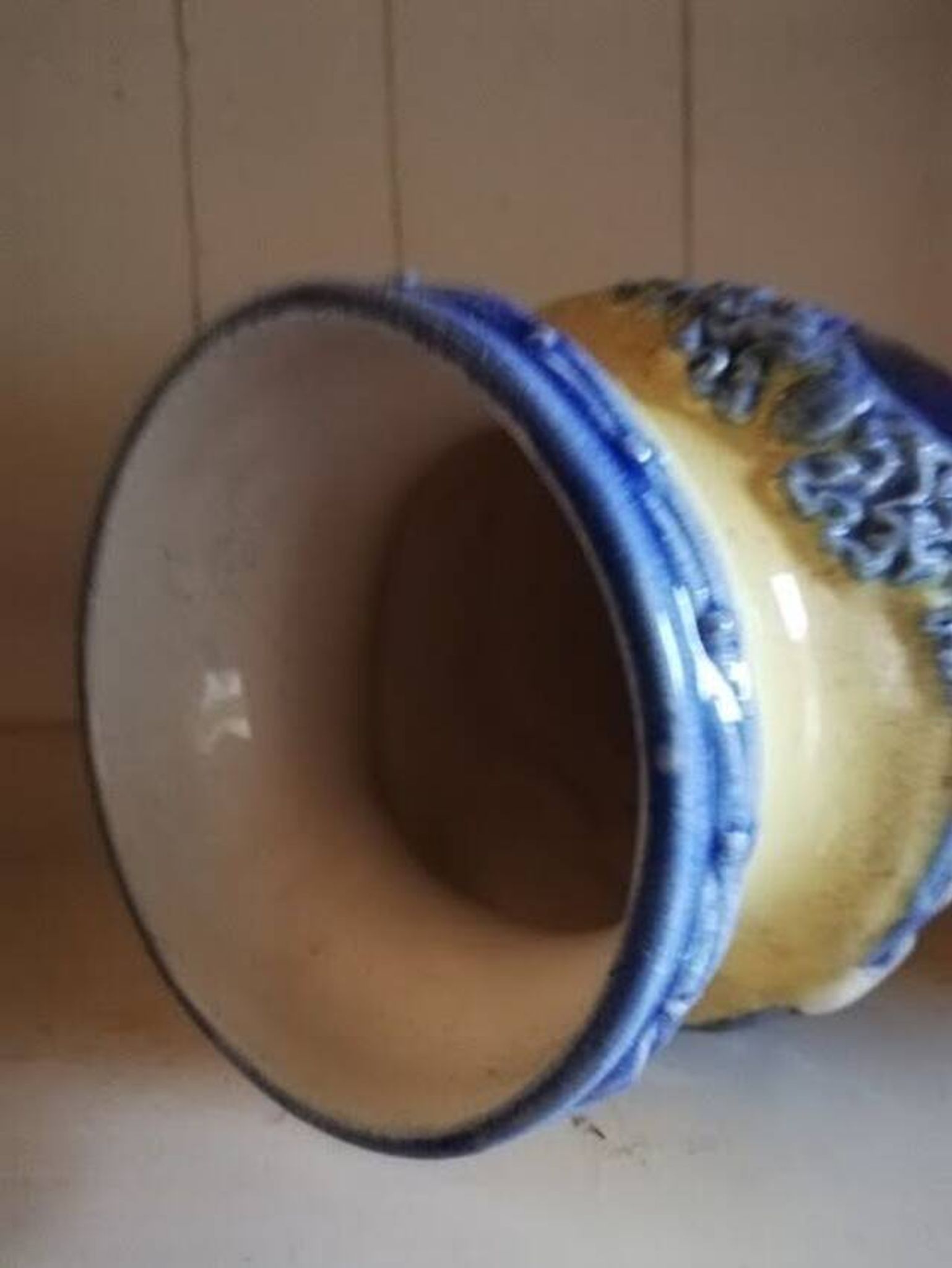 Paire de vases en barbotine