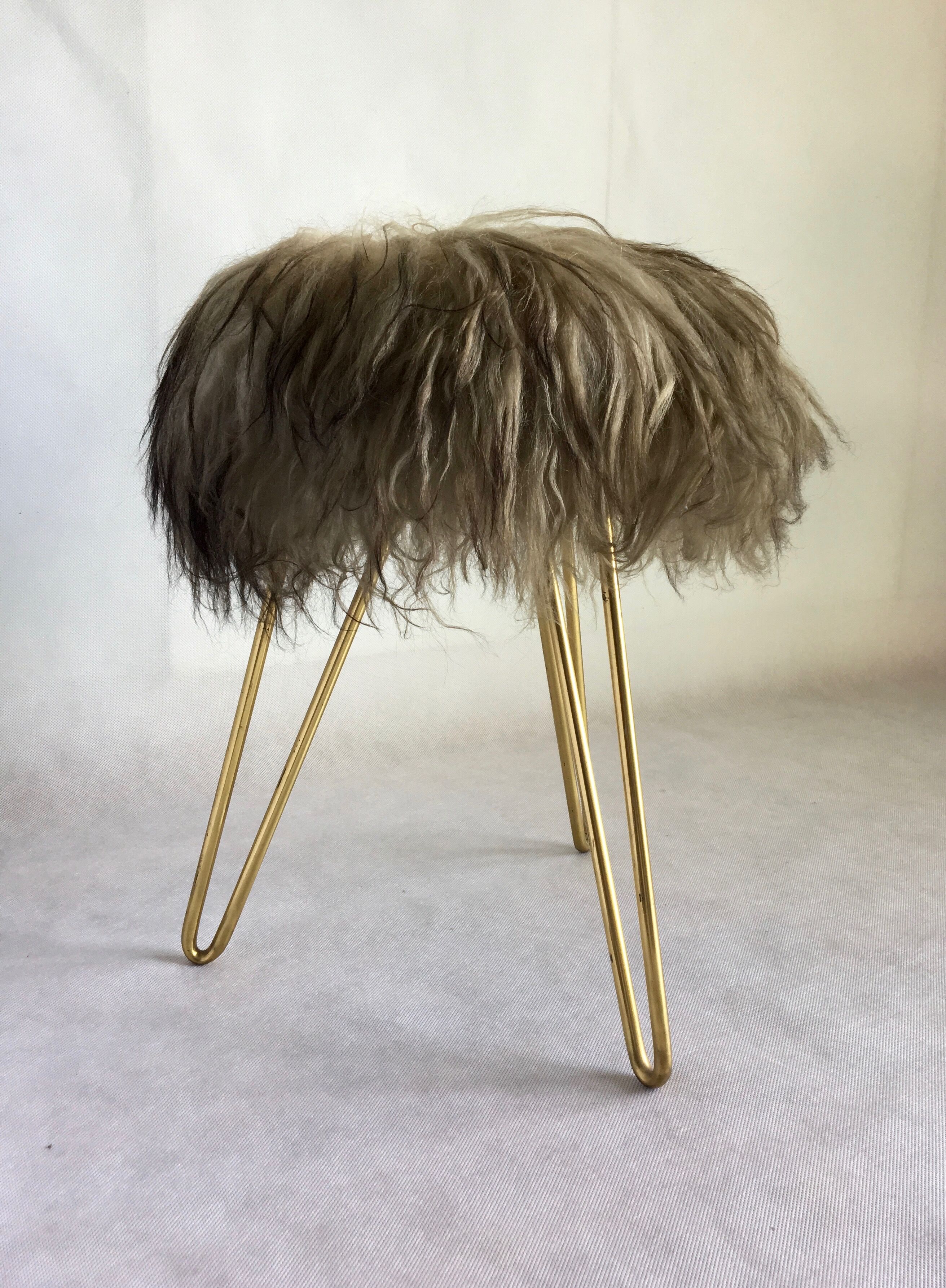 Tabouret vintage laine d’agneau sur les jambes du trépied des années 1950
