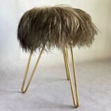 Tabouret vintage laine d’agneau sur les jambes du trépied des années 1950