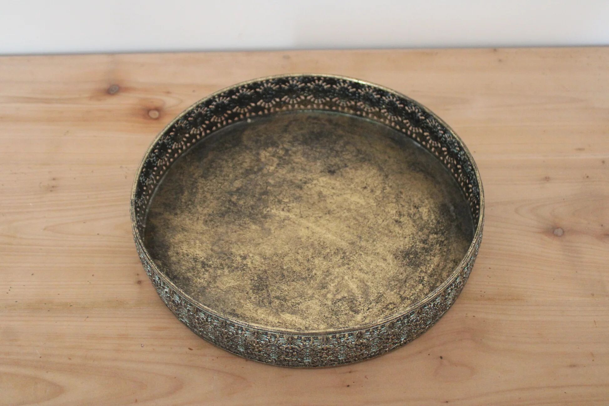 Round metal plate in patinated gold with an openwork border – D30 cm