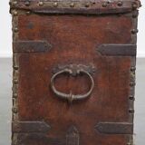 Coffre-fort ancien du XVIIe siècle recouvert de cuir avec la clé d'origine et une excellente patine