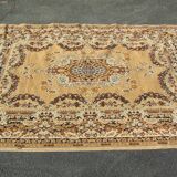 Beige mechanical carpet: 169 x 220 cm